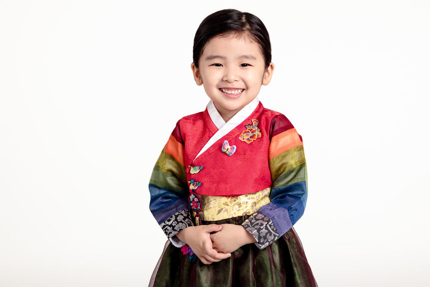 Ilustrasi anak perempuan mengenakan han bok, baju tradisional Korea. 