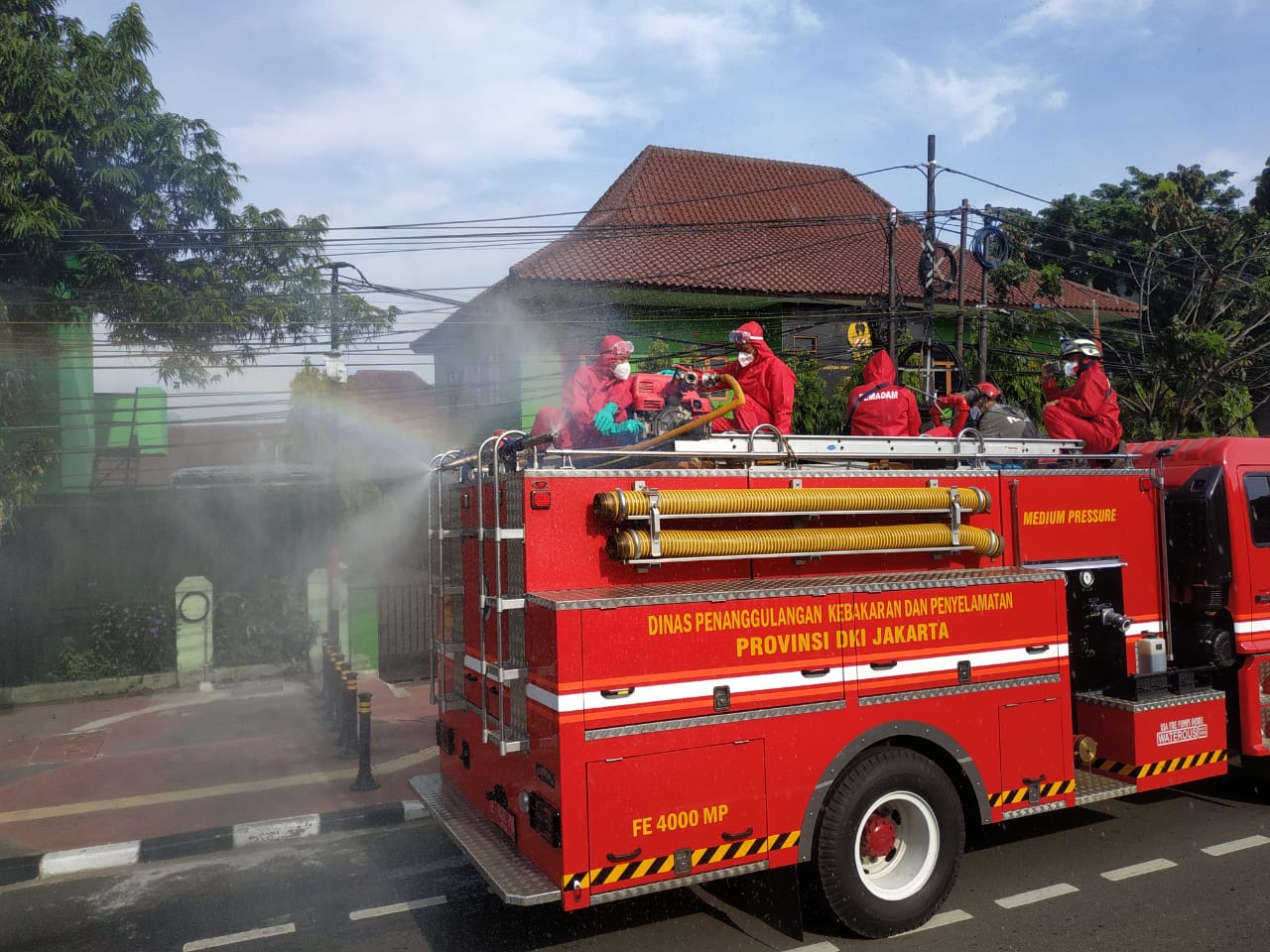 Petugas Dinas Penanggulangan Kebakaran dan Penyelamatan DKI menyemprotkan disinfektan (31/5/2020)