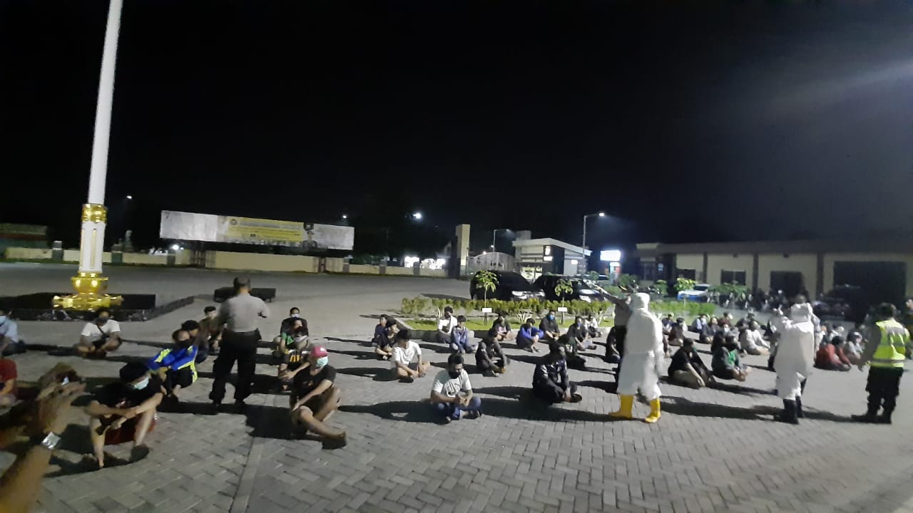 Pelanggar jam malam saat PSBB di Sidoarja, Jatim dibawa ke Mapolres Sidoarjo dan jalani rapid test covid-19