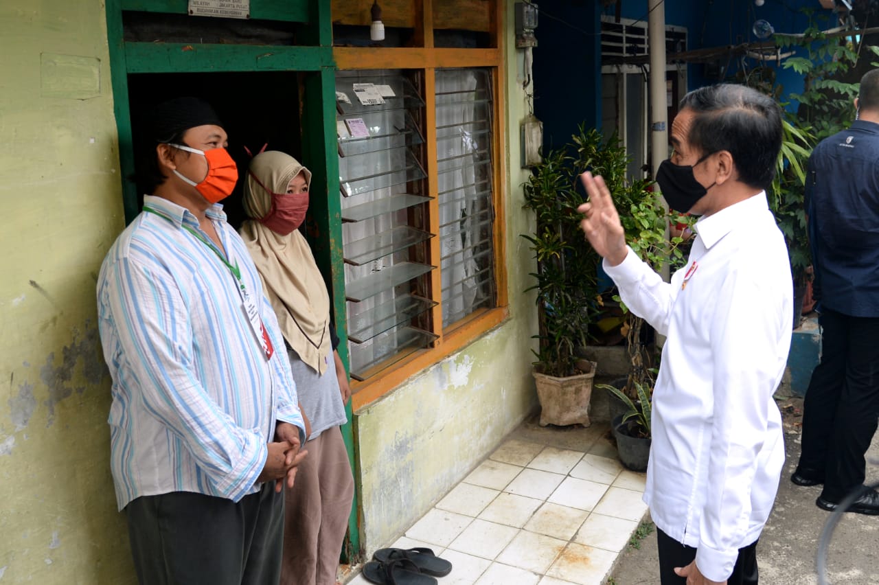 Presiden Joko Widodo meninjau proses pendistribusian sembako tahap ke-3 kepada para KPM di Kecamatan Johar Baru, Jakarta Pusat, Senin (18/5)