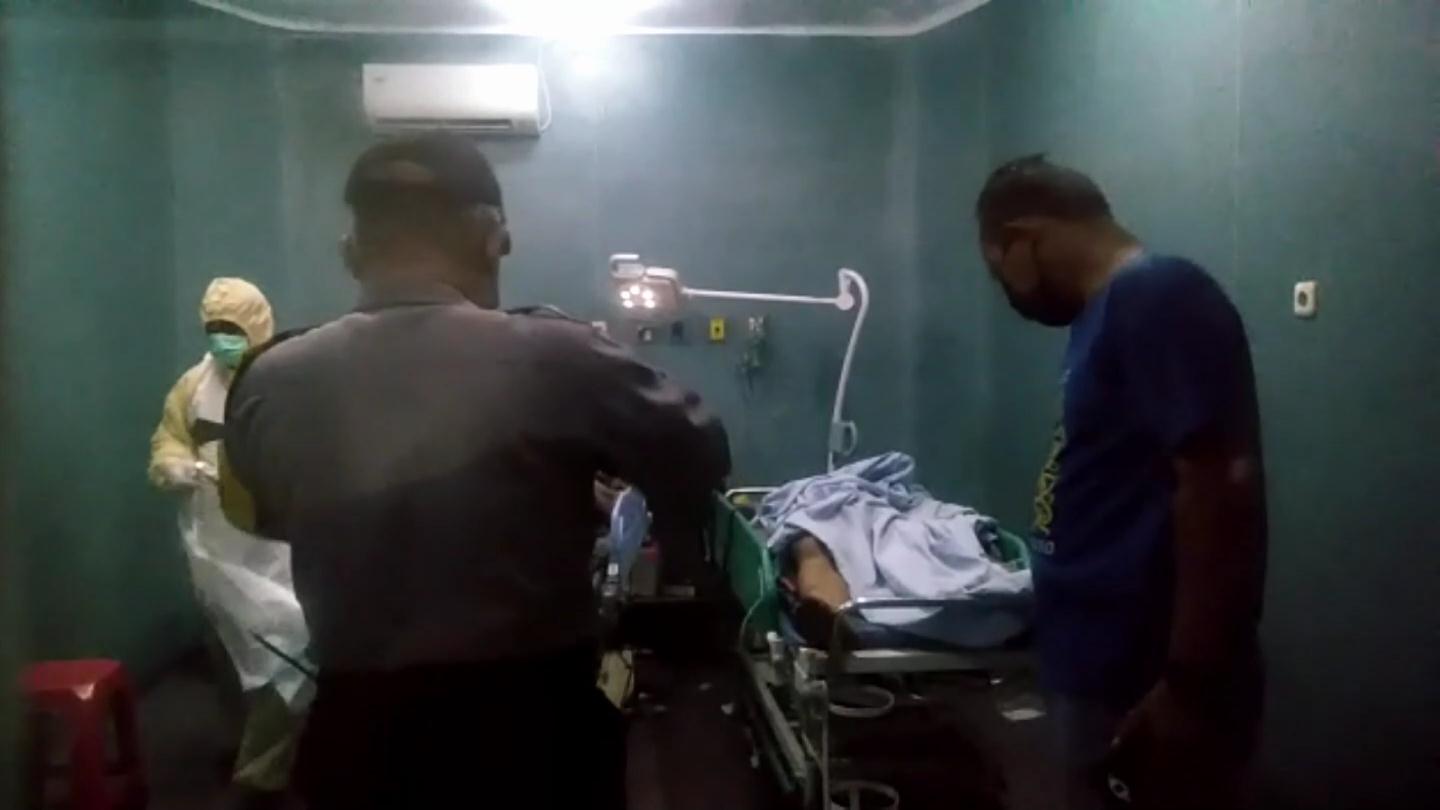 Polisi memeriksa penjambret yang dirawat di RS  Bhayangkara Porong Sidoarjo, Minggu (10/5/2020).