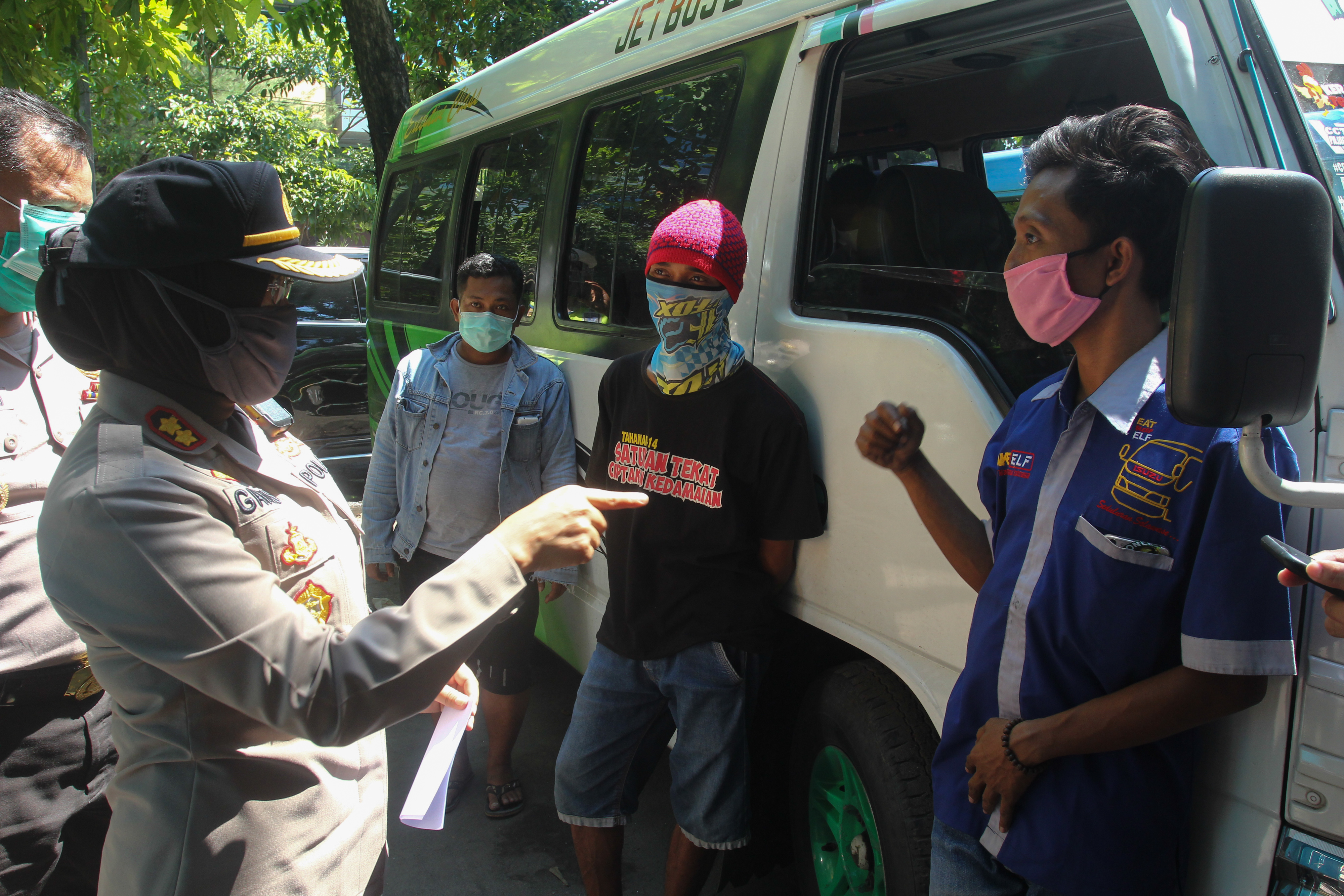 PEMUDIK TERJARING PENYEKATAN Polisi memeriksa sopir mikrobus yang mengangkut pemudik di Surabaya, Jawa Timur, Rabu (13/5/2020)