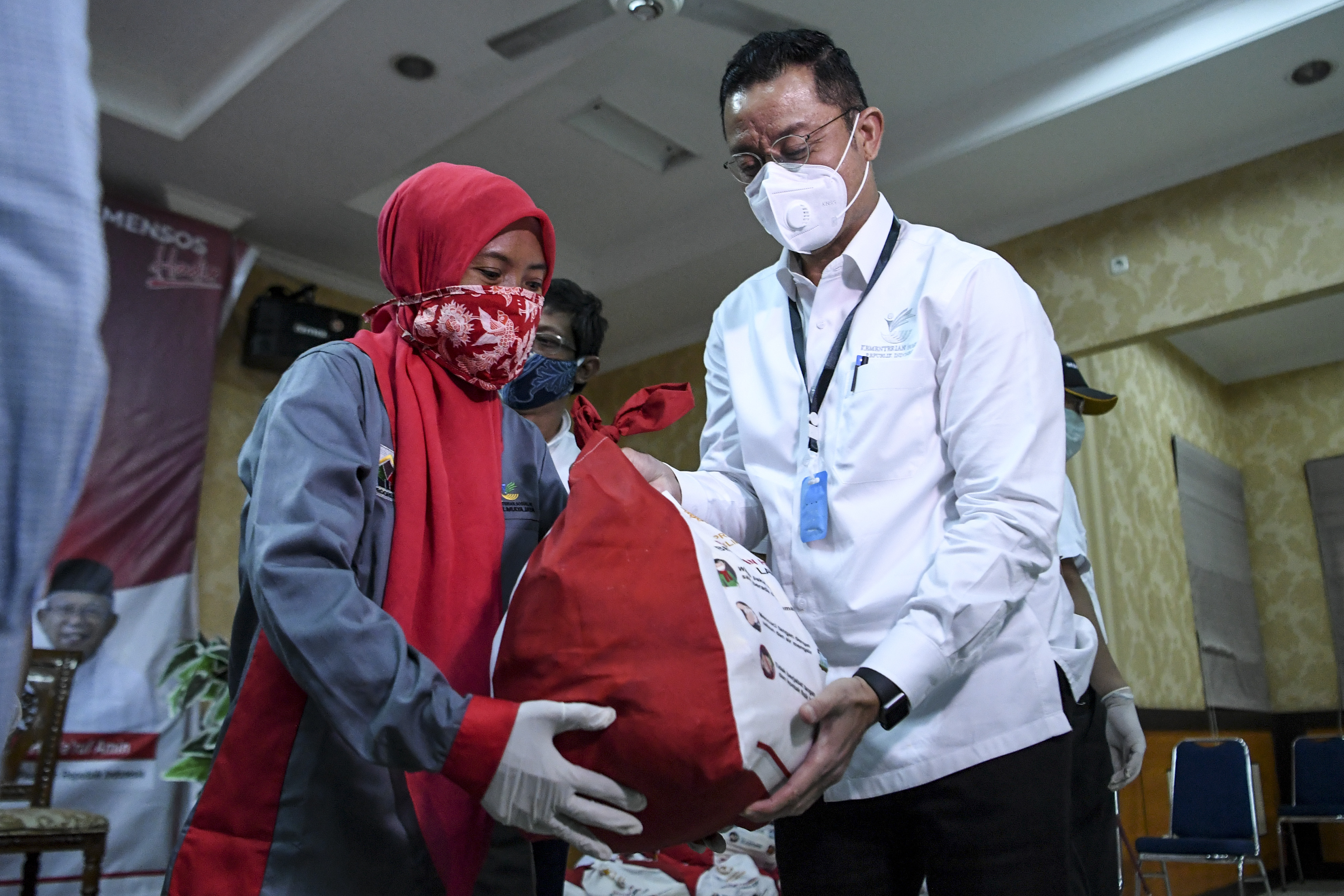 Menteri Sosial Juliari P Batubara (kanan)