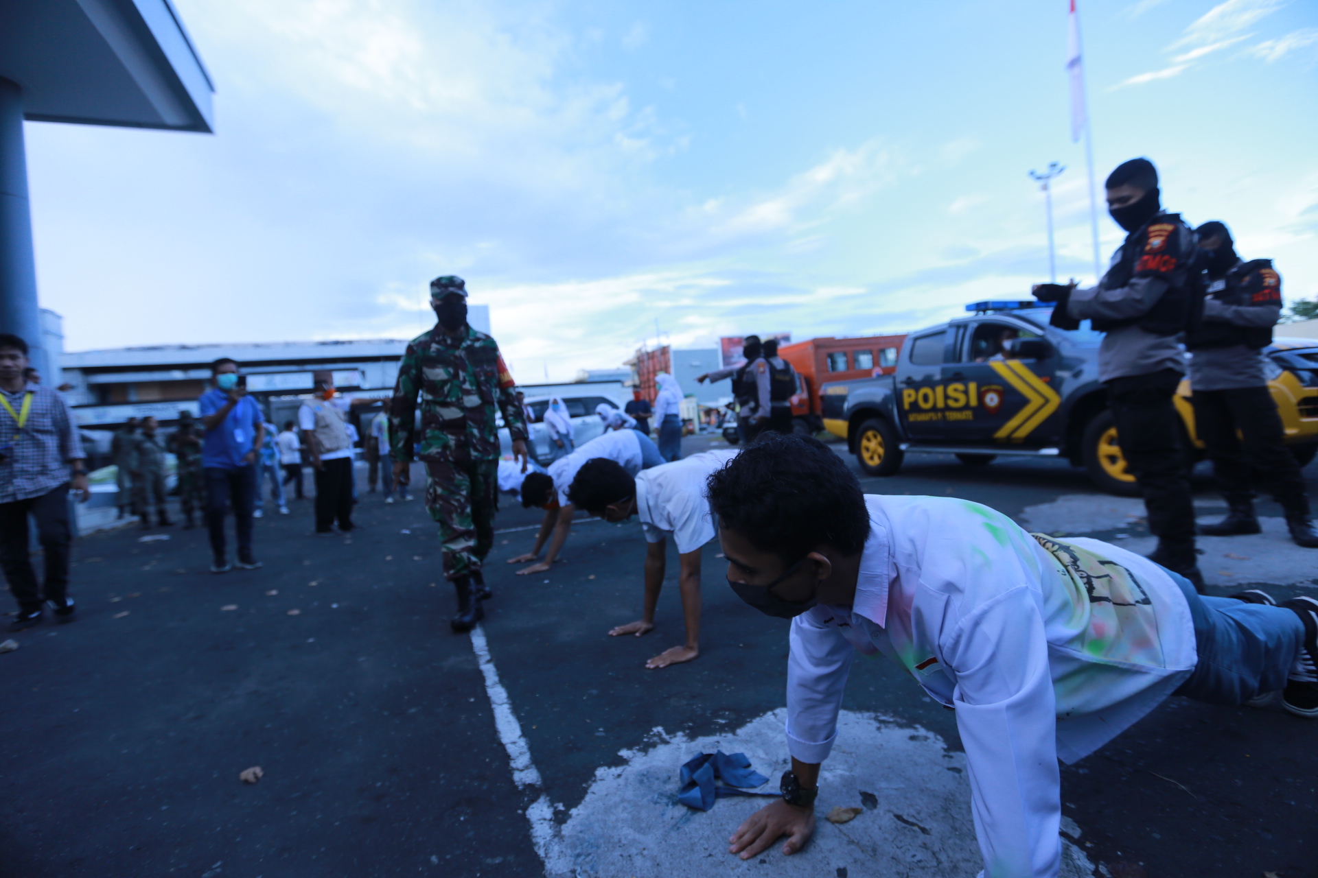 Pelajar yang menggelar konvoi di Ternate dihukum push up