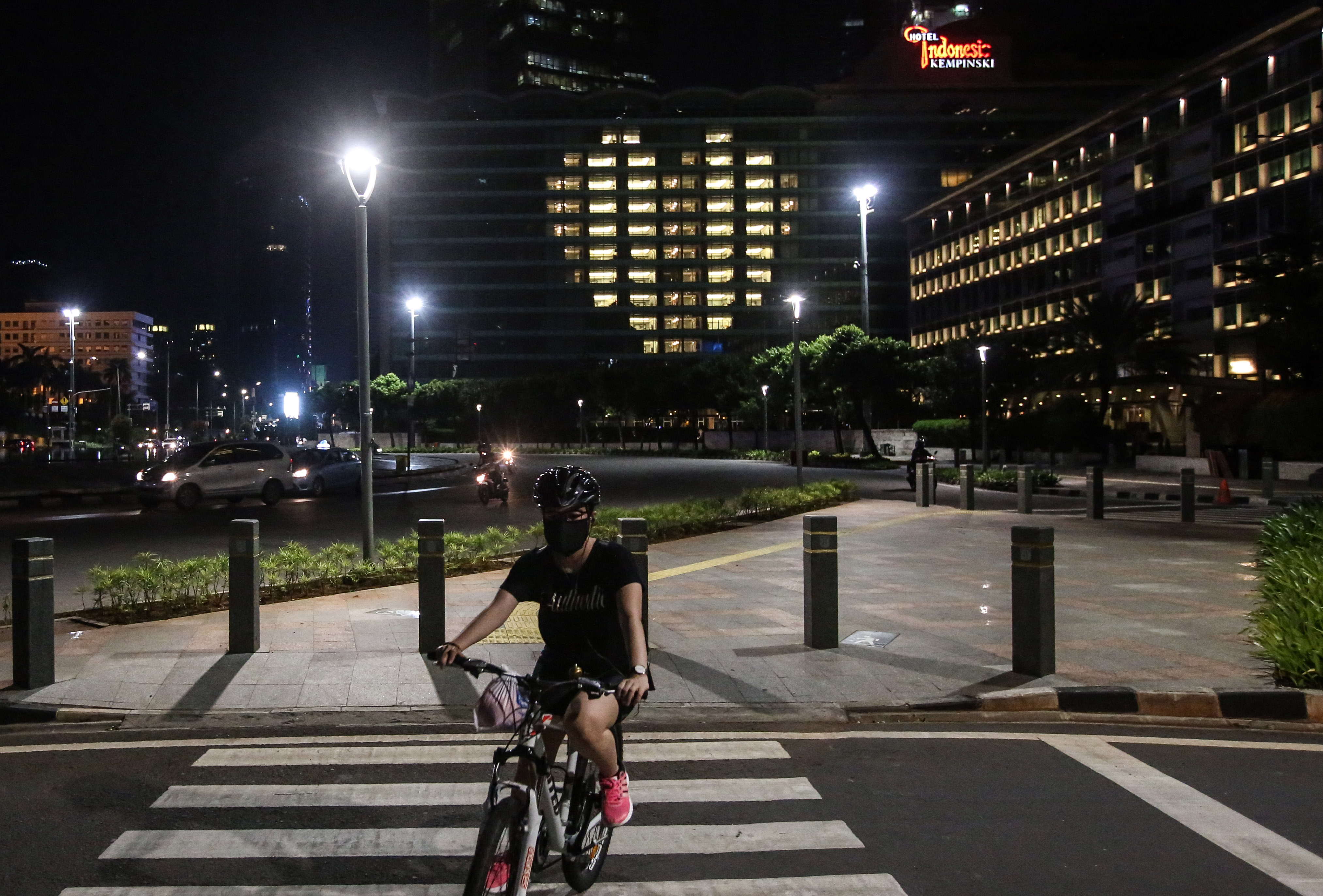: Lampu kamar menyala membentuk lambang hati di Hotel Indonesia Kempinski Jakarta, Kamis (16/4).