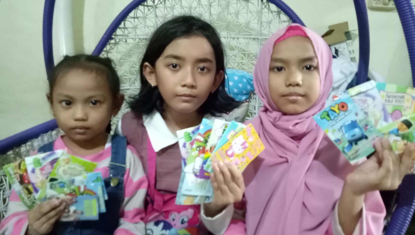 Sejumlah anak memamerkan amplop hasil salam tempel mereka di Hari Lebaran