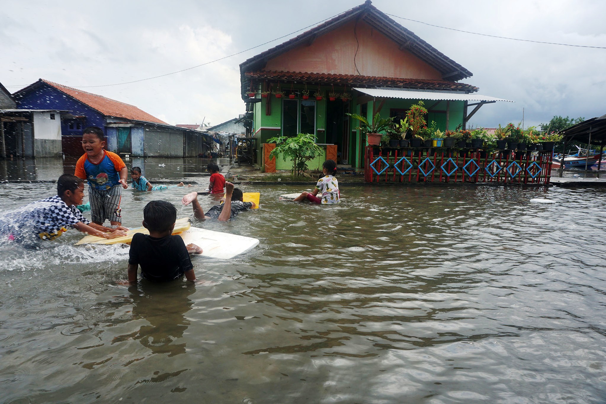 Dalam dua hari terakhir, banjir rob melanda sejumlah wilayah di Cilacap, Jateng. 