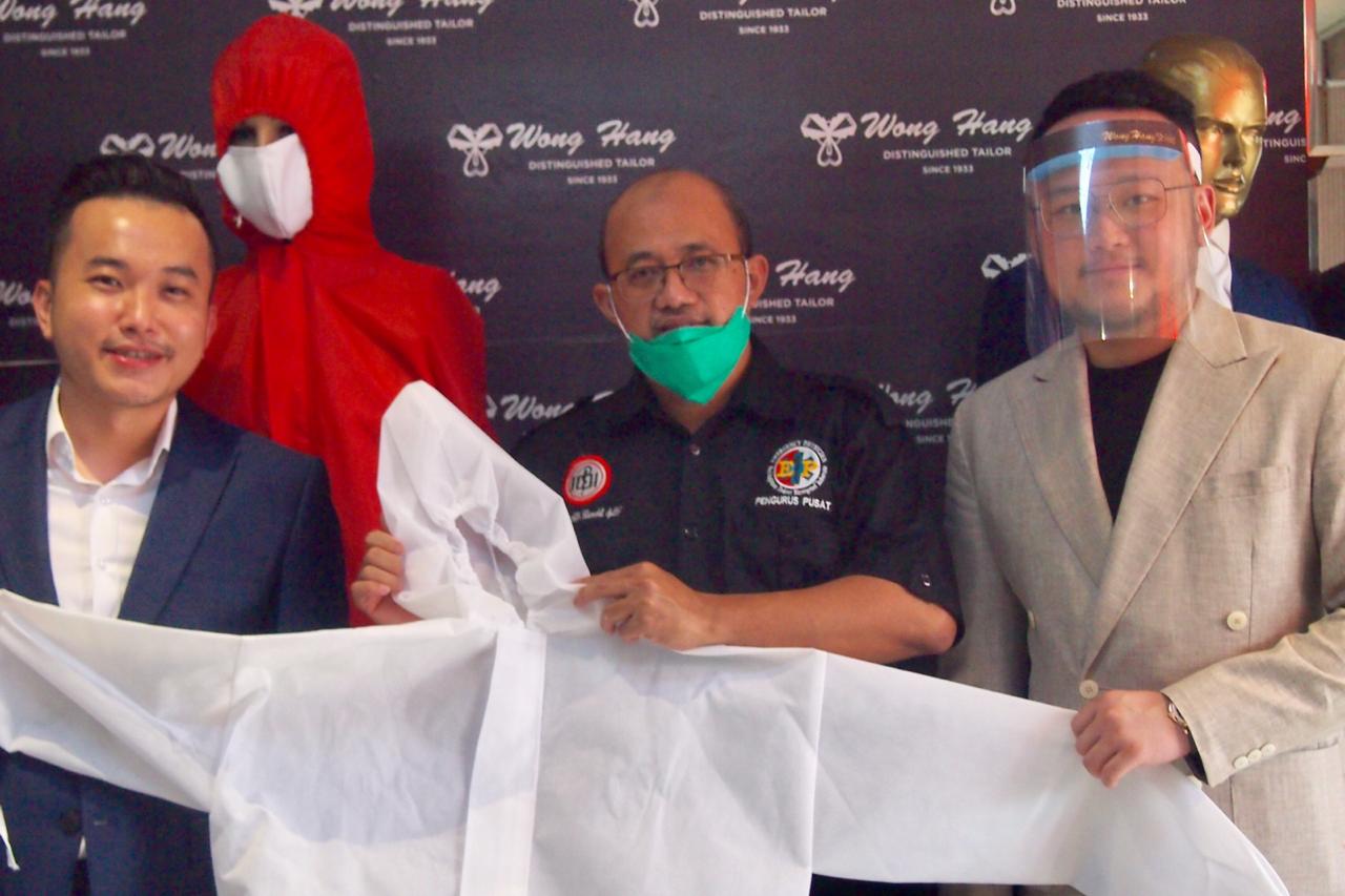 Perwakilan Wong Hang Tailor Stephen Wongso (kiri) menyerahkan APD kepada Ketua PDEI Moh Adib Khumaidi (tengah).