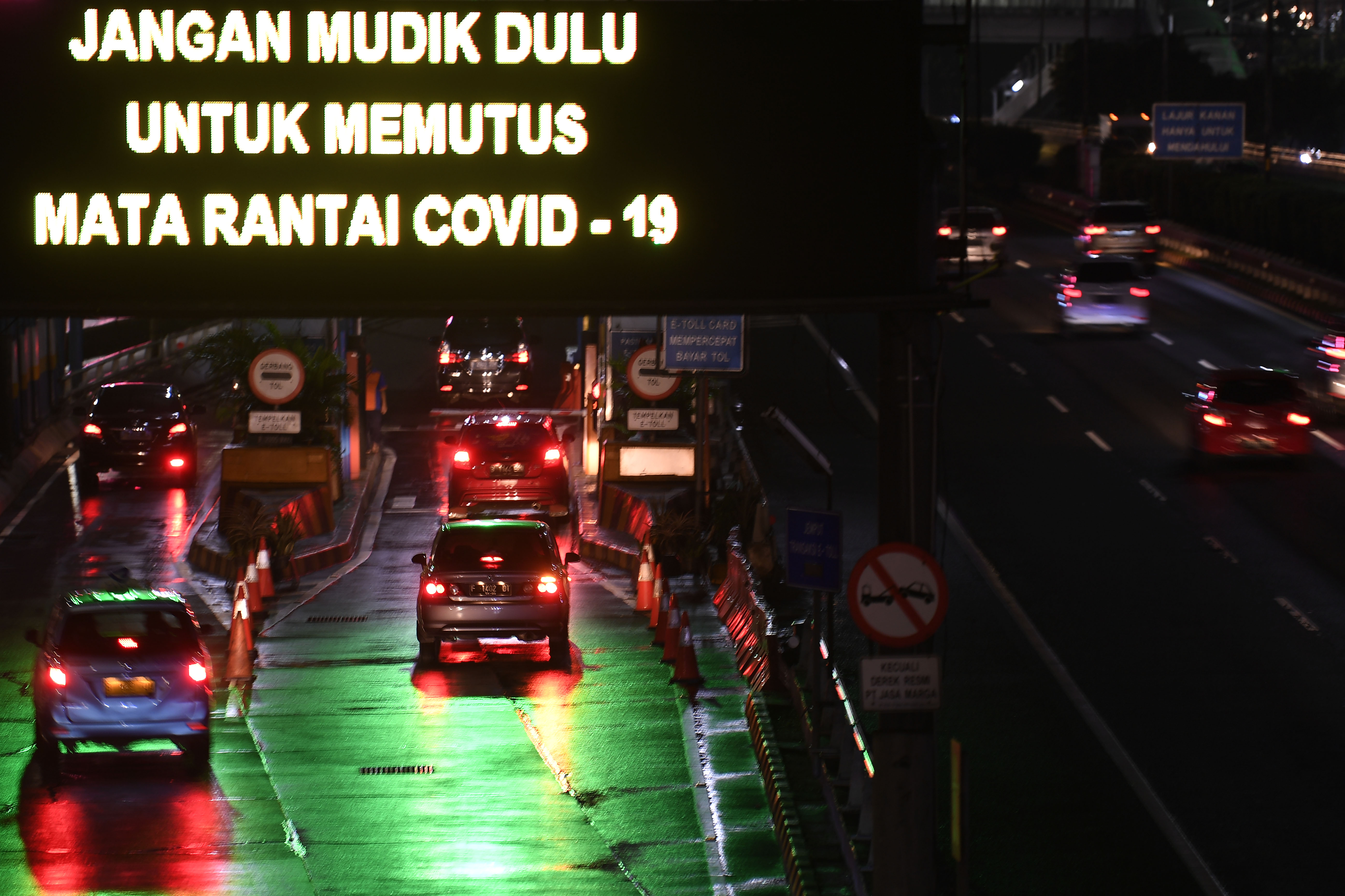 Kendaraan melintas di Gerbang Tol Semanggi, Jakarta, Rabu (6/5).