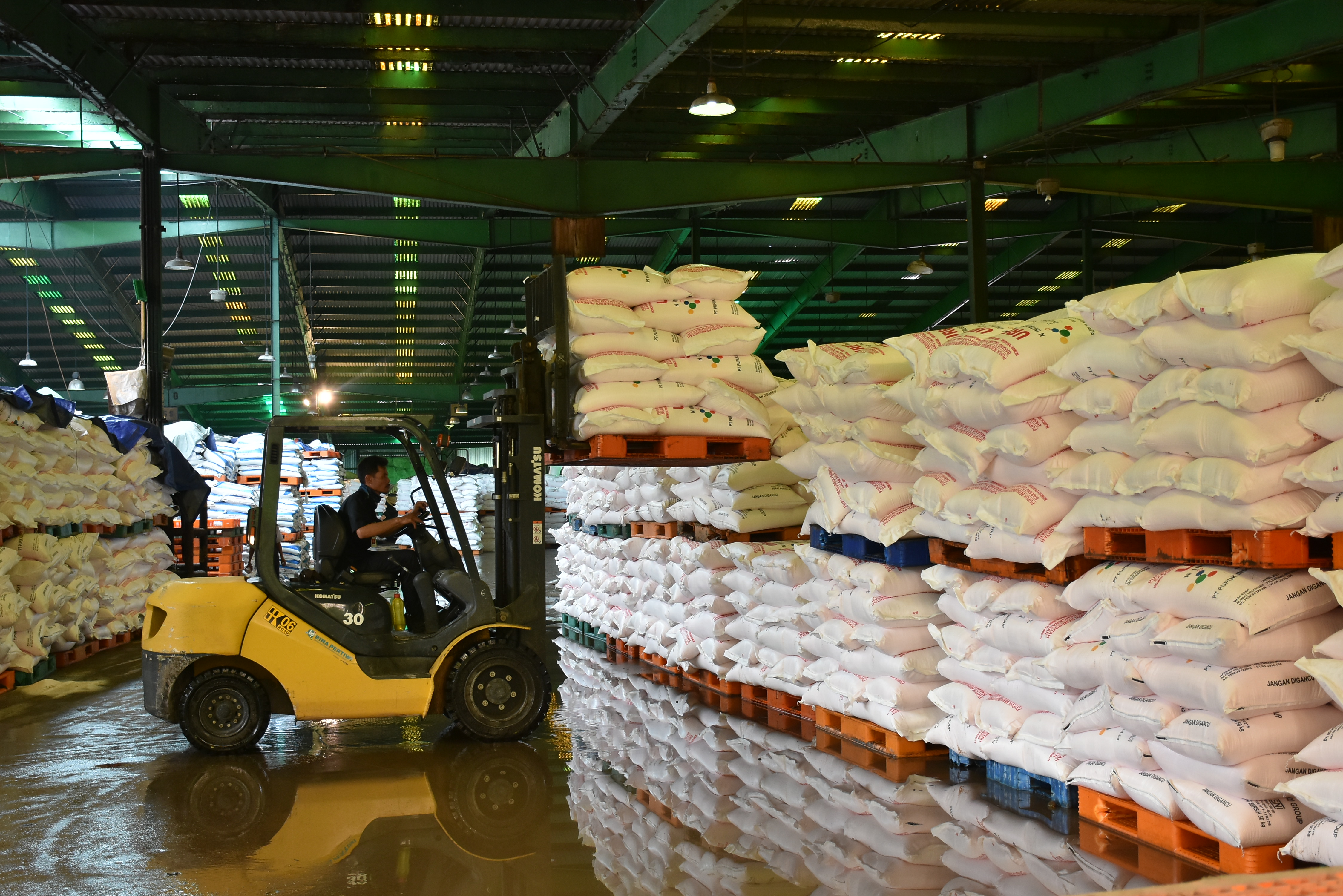  Stok pupuk bersubsidi di gudang Pusri.