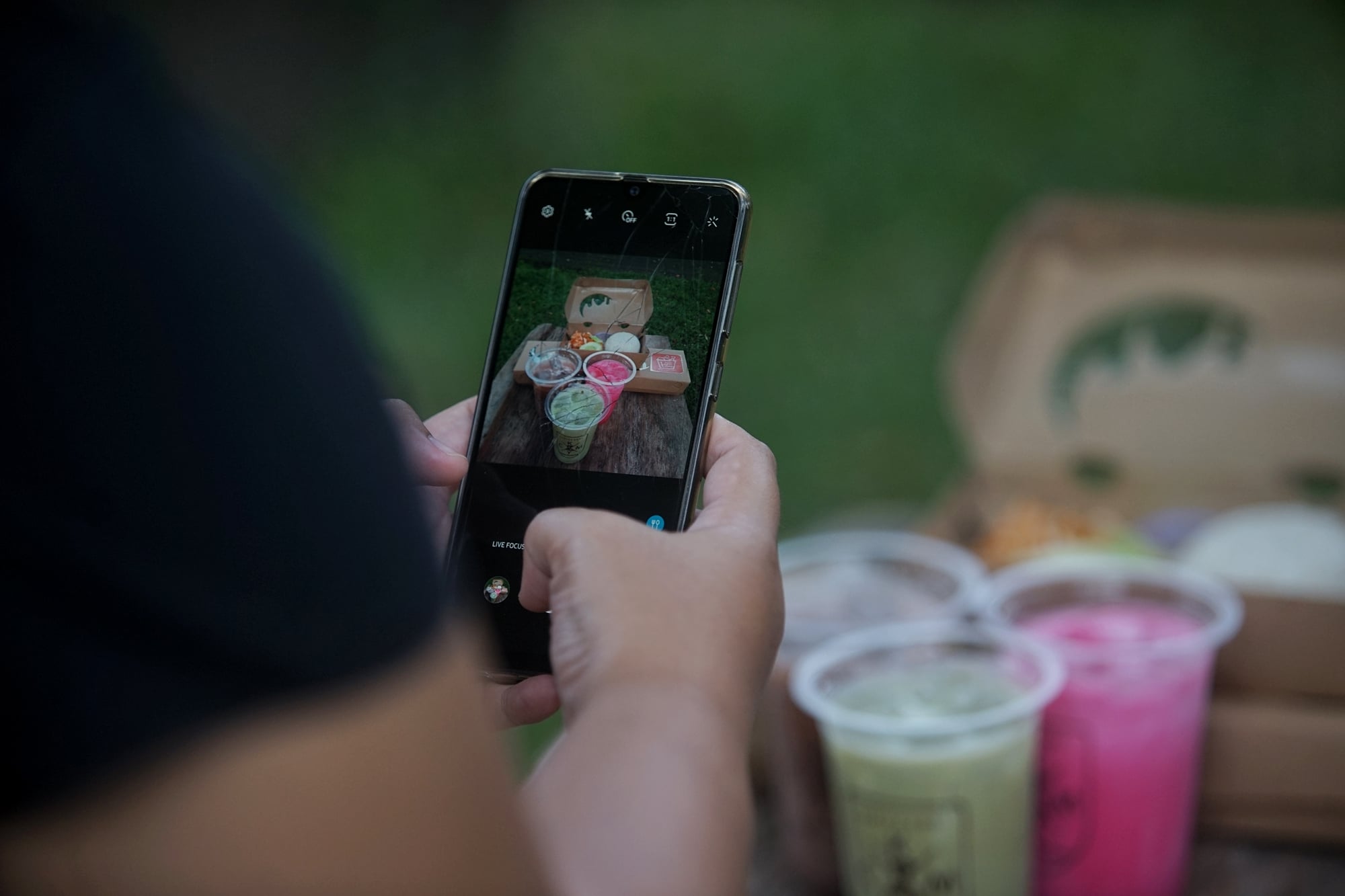 Pelaku UMKM memotret produk kuliner untuk diunggah di media sosial di Cerita Kopi Mukidi, Yogyakarta, Rabu (29/4).