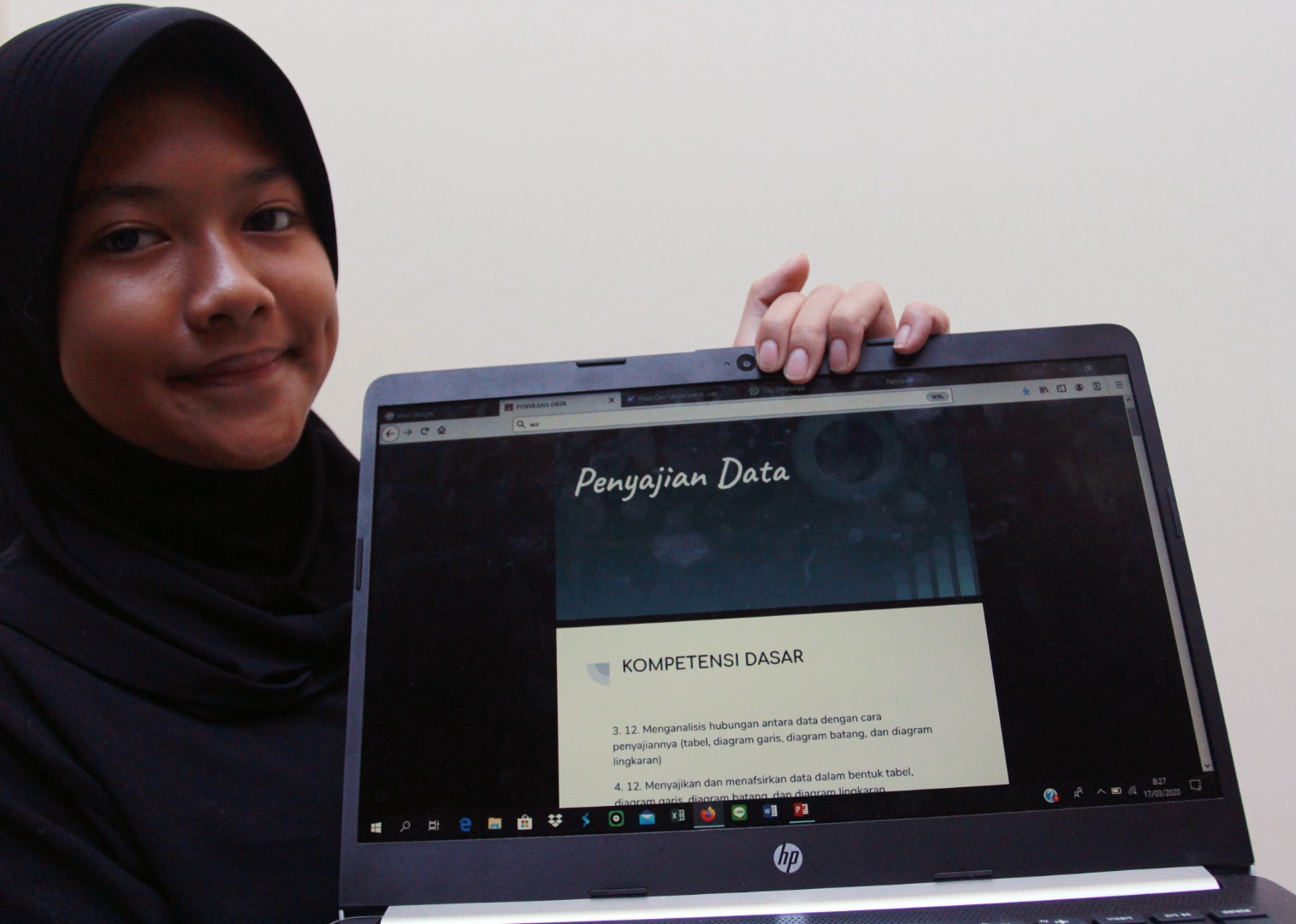 Pelajarr jenjang Madrasah tsanawiyah menunjukkan proses belajar-mengajar secara daring selama pandemi covid-19