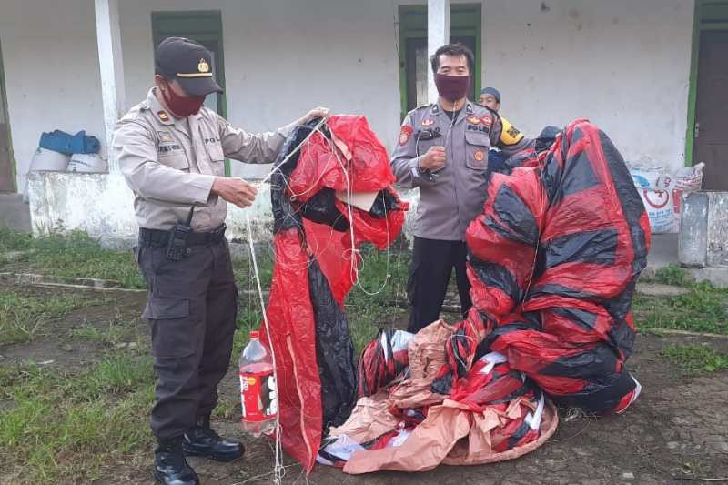 Petugas gabungan Kecamatan Leksono Kabupaten Wonosobo menyita sebuah balon udara berukuran besar yang siap diterbangkan.