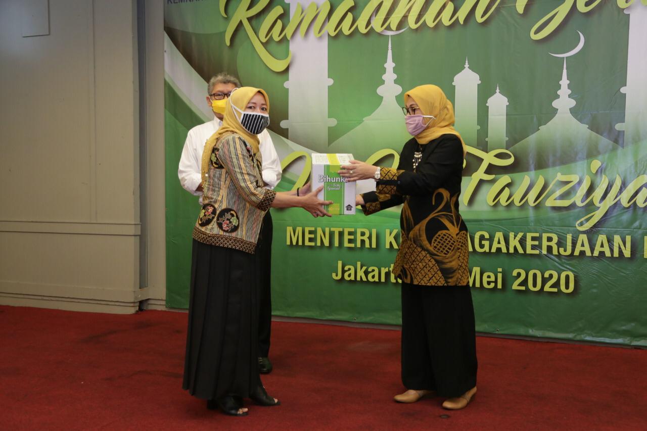 FKS Group Donasikan Sembako Melalui Kementerian Ketenagakerjaan