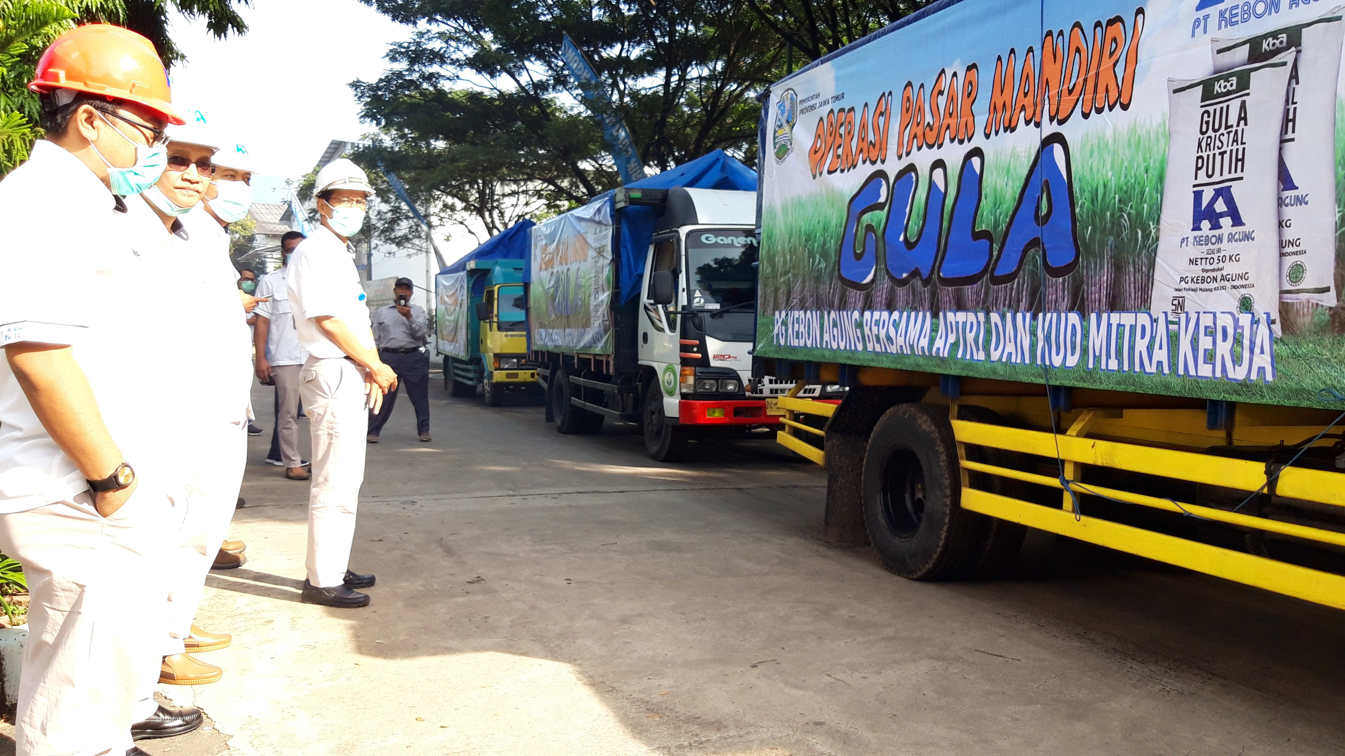 Warga Kecamatan Blimbing, Kota Malang, Jawa Timur, membeli gula Rp12 ribu per kg dalam operasi pasar yang digelar Pabrik Gula Kebon Agung.