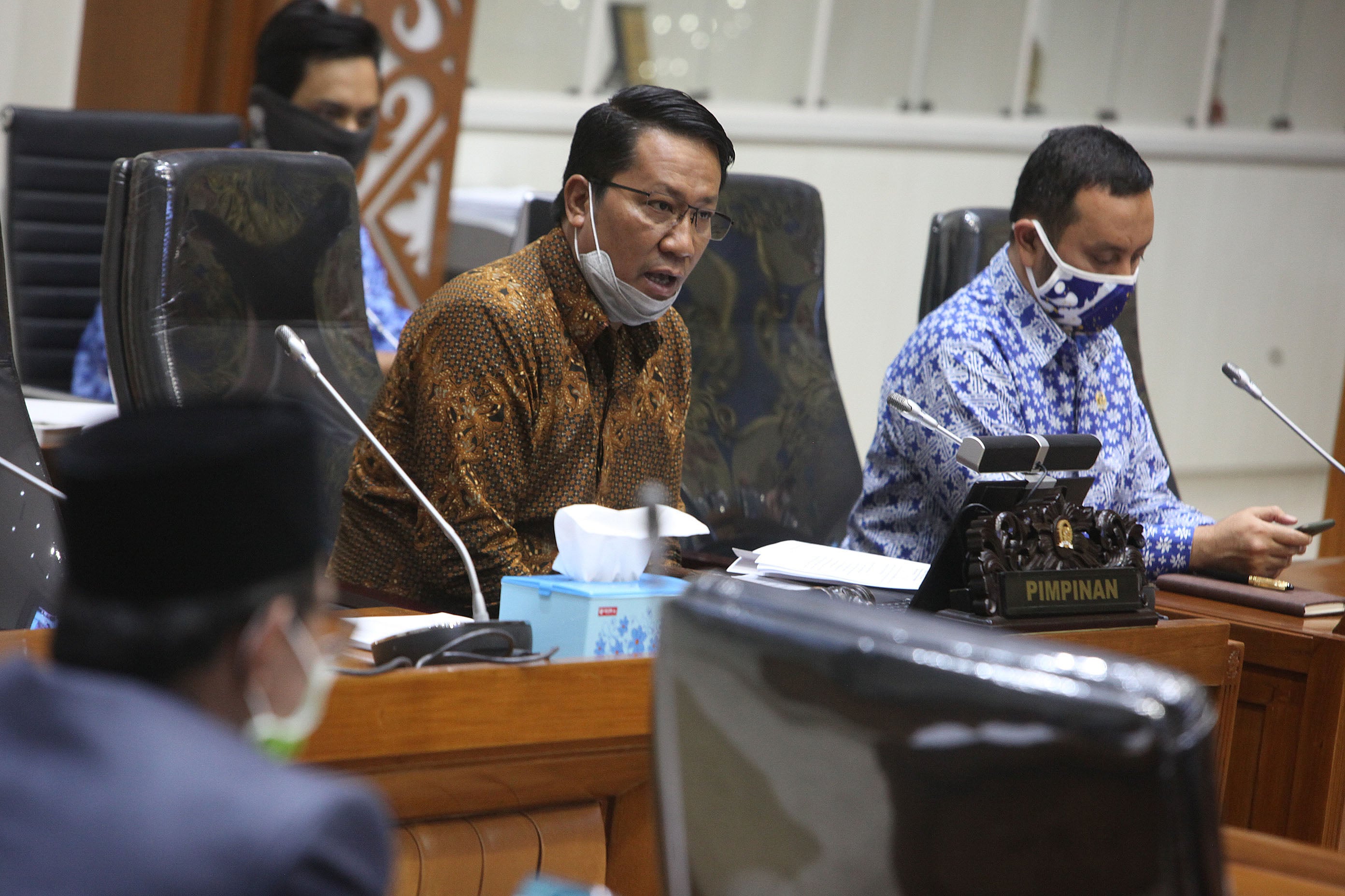 Ketua Badan Legistasi (Baleg) DPR Supratman Andi Agtas (kiri) memimpin rapat kerja di ruang rapat Baleg, Nusantara I DPR, Selasa (19/5).