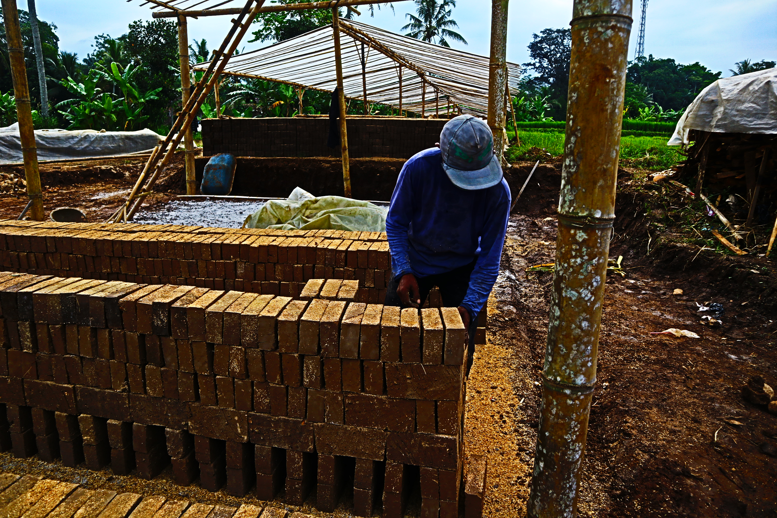 Saryo,60, seorang pengrajin batu bata di Kelurahan Madureso, Temanggung mengakui penjualan batu bata turun di tengah pandemik covid-19.