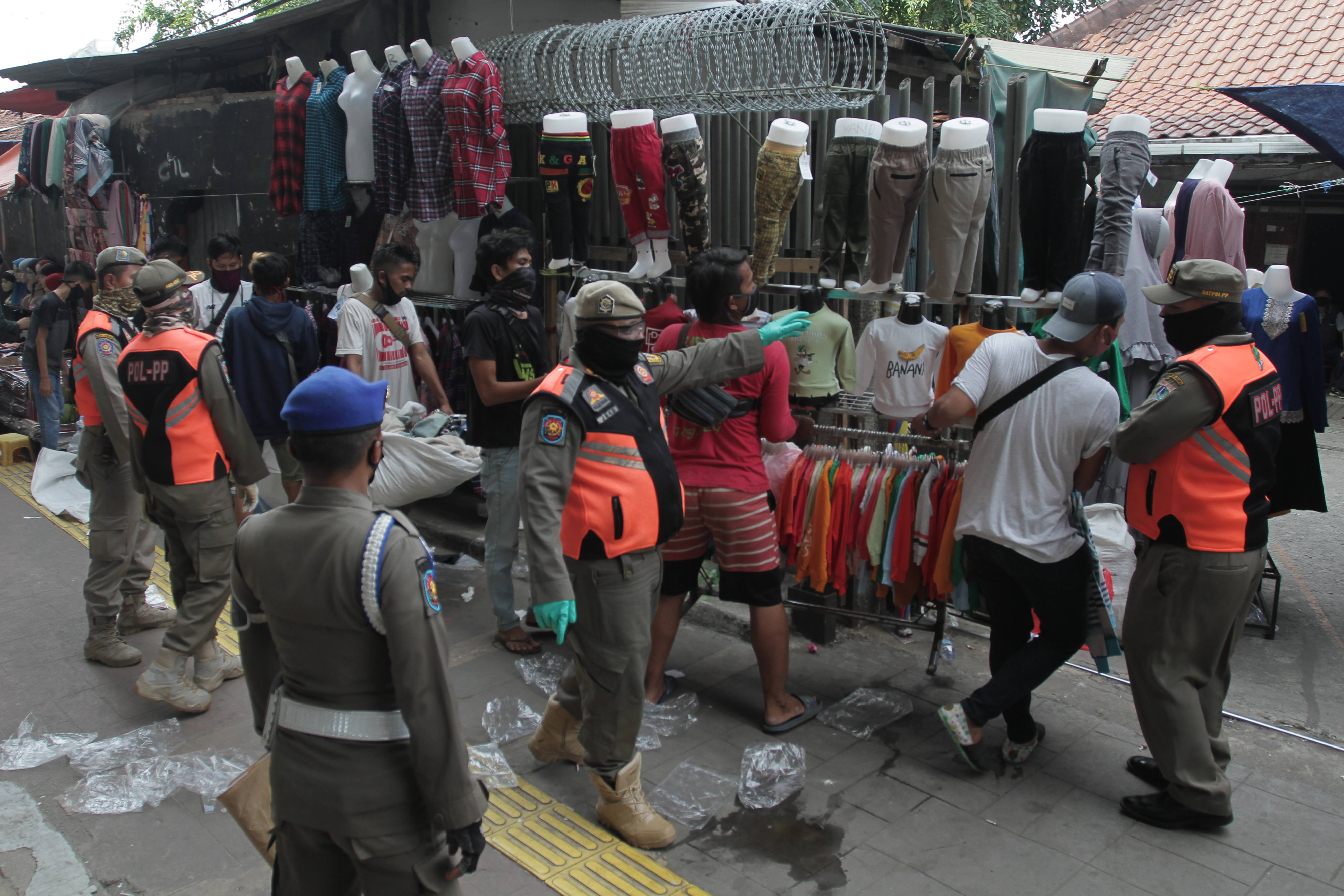 PKL di Pasar Tanah Abang yang berjualan saat PSBB ditertibkan Satpol PP (17/5/2020)