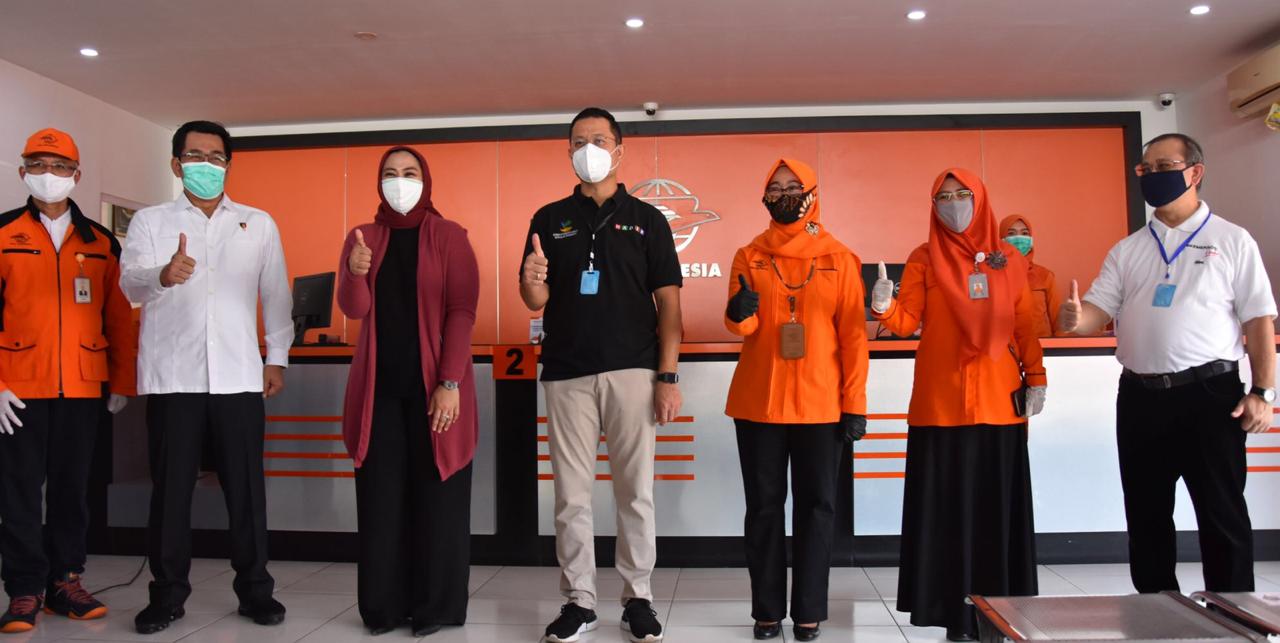  Mensos Juliari P Batubara (Tengah) dan Bupati Karawang Cellica Nurrachadiana (Dari kiri ke tiga) foto bersama dengan PT Pos Indonesia saat 