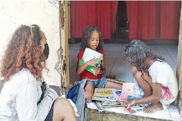 BACA: Relawan Simpasio Institute membawa berbagai jenis buku bacaan untuk anak-anak di Larantuka, Flores Timur, Nusa Tenggara Timur, kemarin