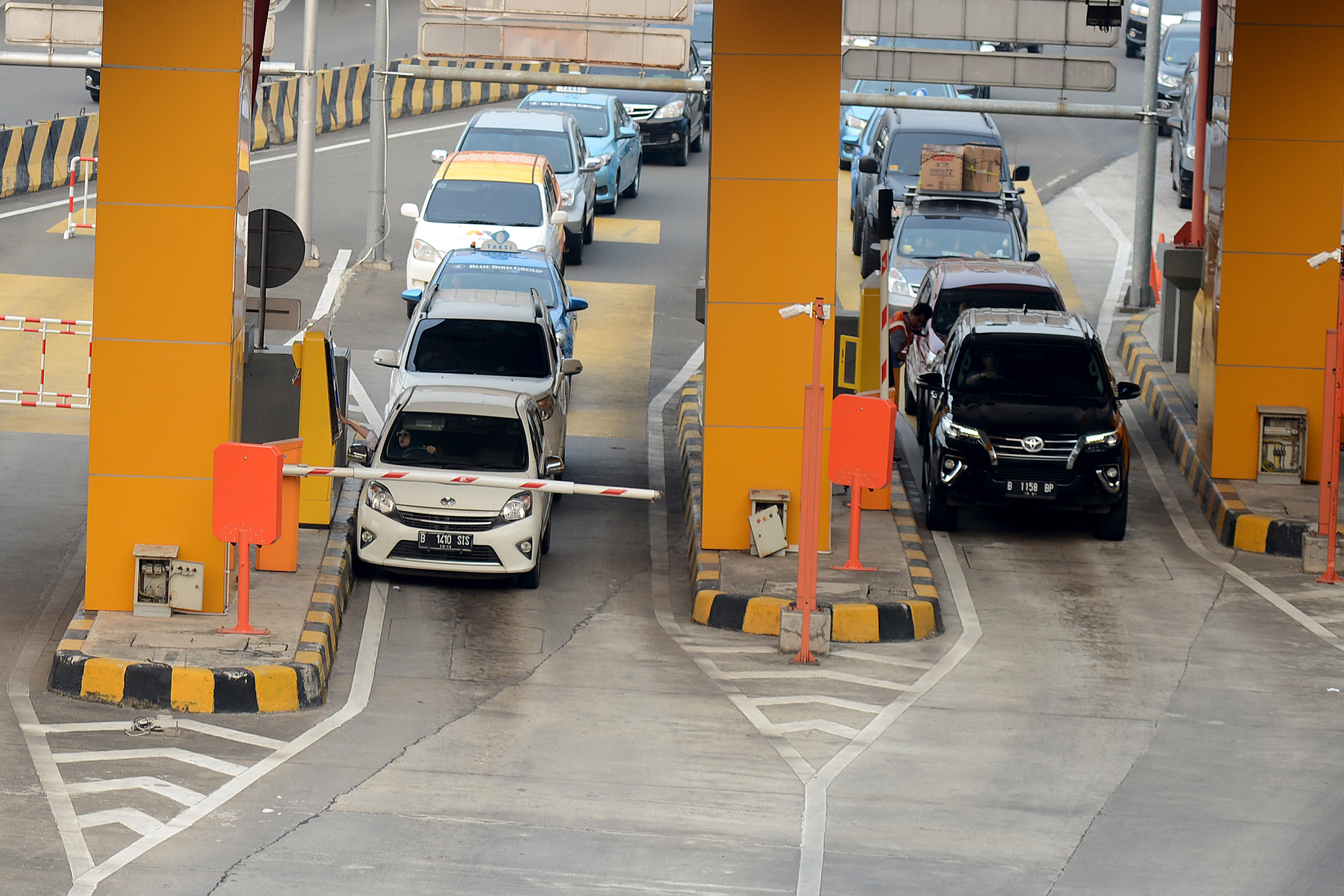 Ilustrasi: Antrean mobil yang akan melakukan transaksi di gerbang tol dengan kartu elektronik