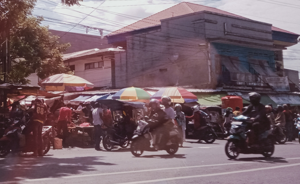 Pasar tradisional di Makassar, Sulsel tidak menyediakan tempat cuci tangan. Pengunjung datang berkerumun dan tidak pakai masker.