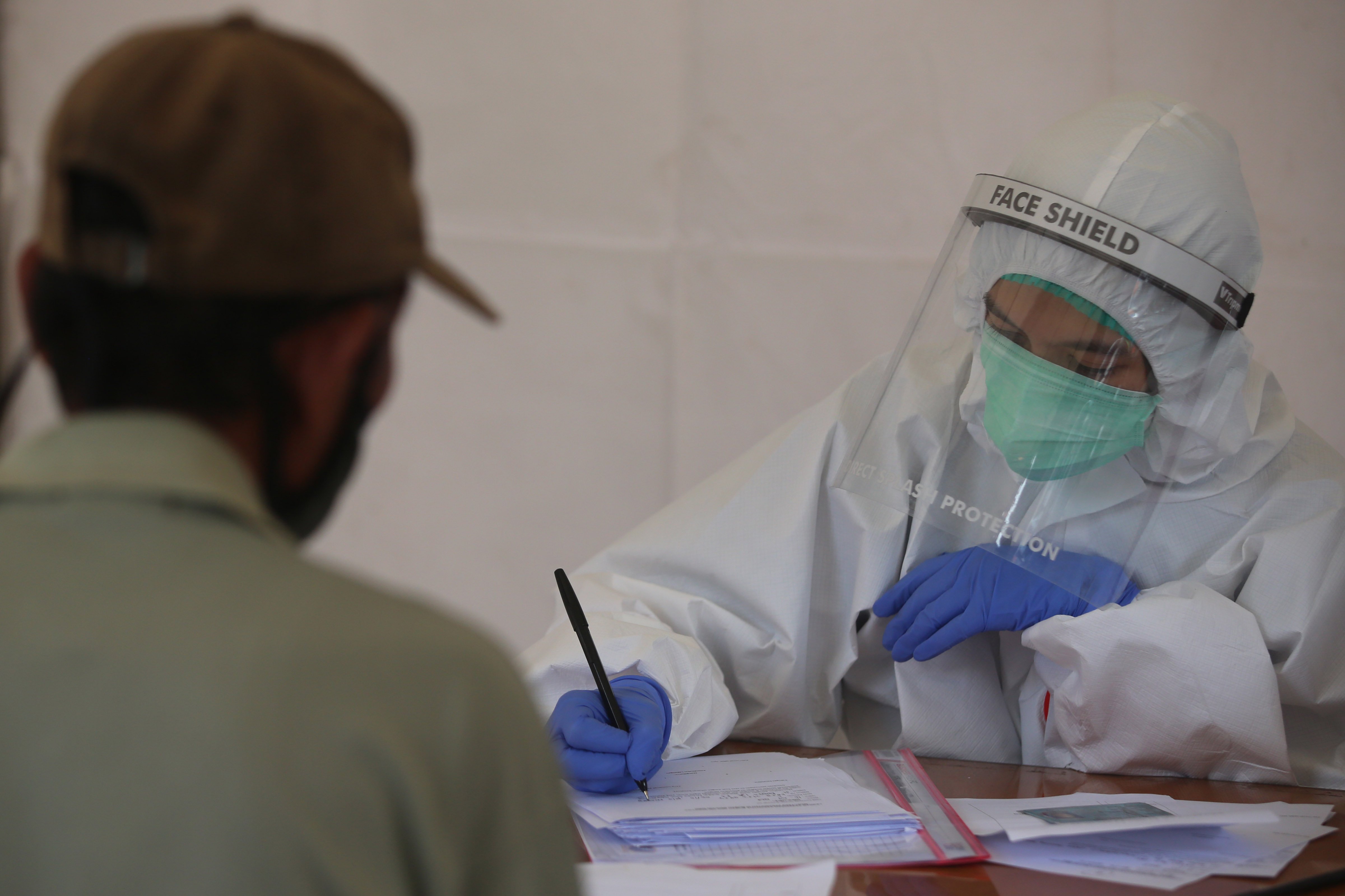 Petugas melakukan rapid test kepada masyarakat di depan gedung Kejaksaan Agung, Jakarta, Kamis (14/5).