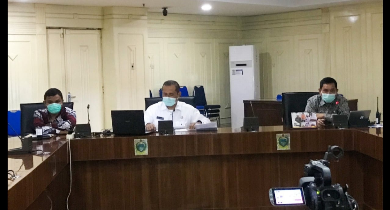 Kepala Satuan Tugas Koordinasi dan Supervisi Pencegahan (Korsupgah) Korupsi KPK Wilayah I Maruli Tua (tengah).