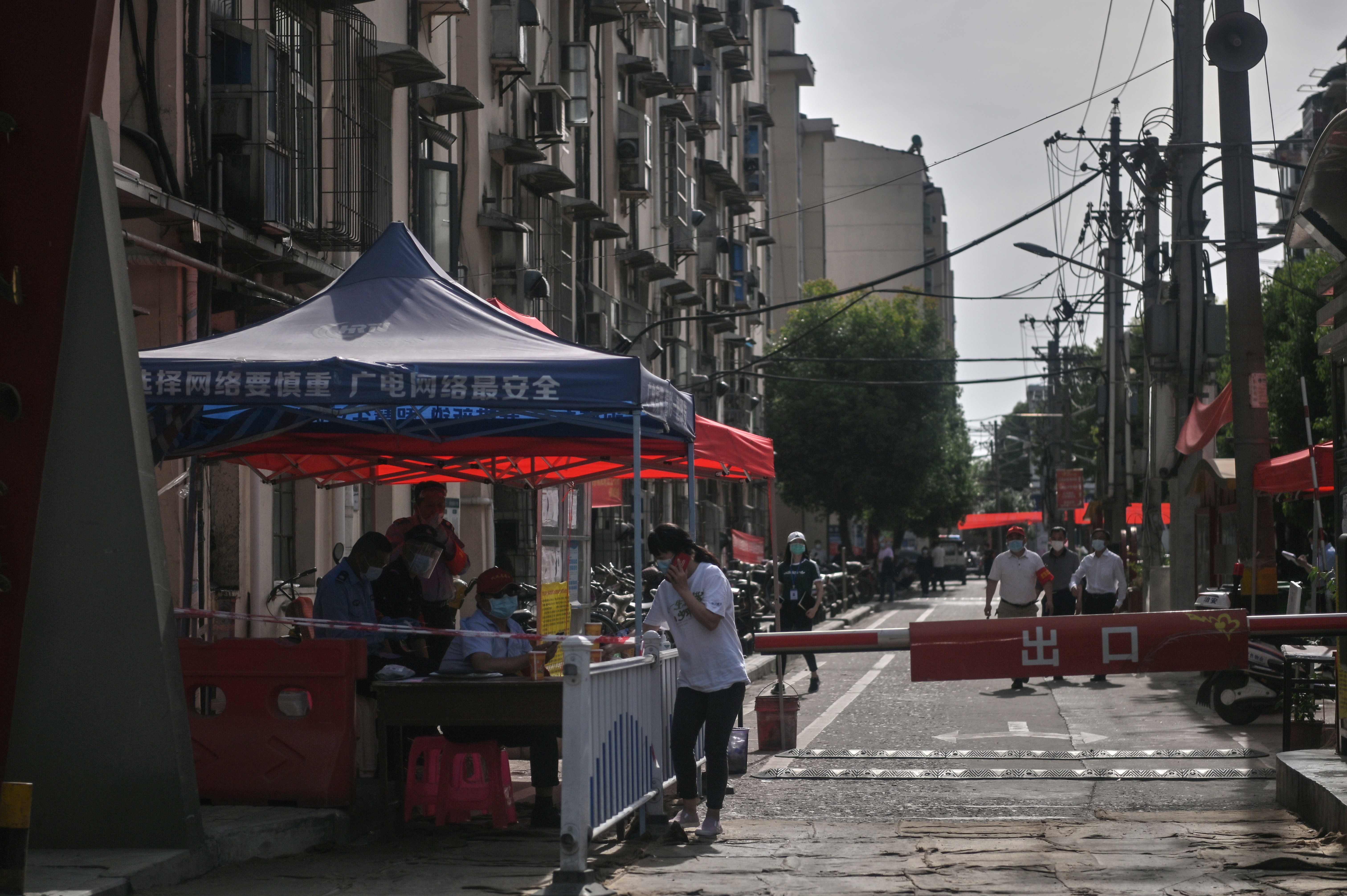 Petugas keamanan berjaga di kompleks yang terdapat kasus infeksi covid-19 di Wuhan, Tiongkok