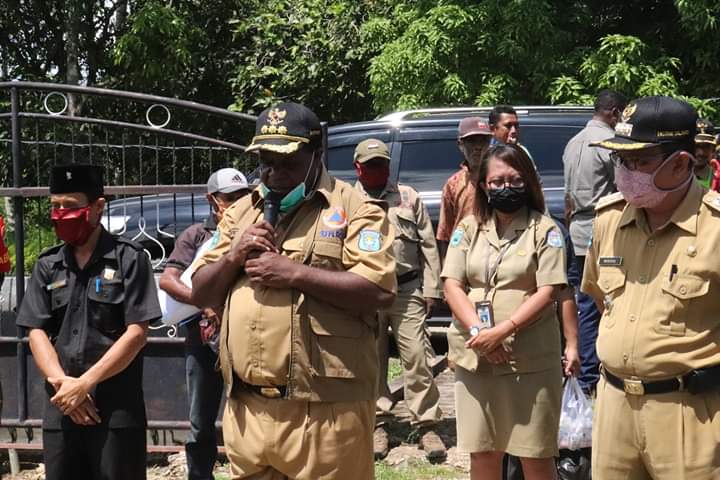 Bupati Sorong Johnny Kamuru  mendistribusikan bantuan pangan non tunai di halaman Kantor Cabang BRI SP II Distrik Mariat, Selasa (5/5/2020).