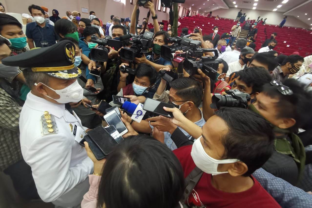 Wartawan mengerumuni Penjabat (Pj) Wali Kota Makassar Yusran Yusuf