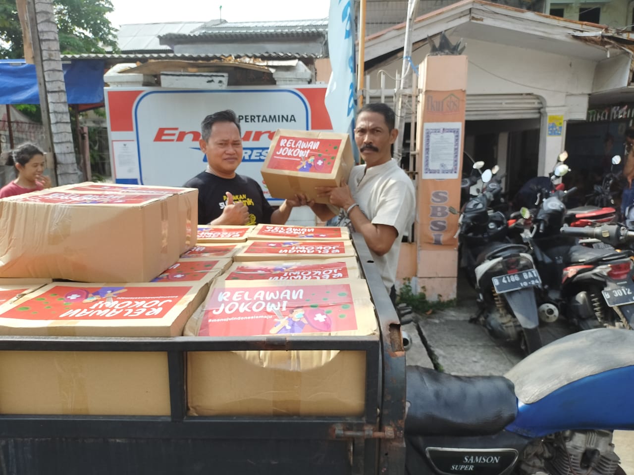 Relawan Buruh For Jokowi membagikan sebanyak 1.300 paket sembako kepada buruh terdampak korona.