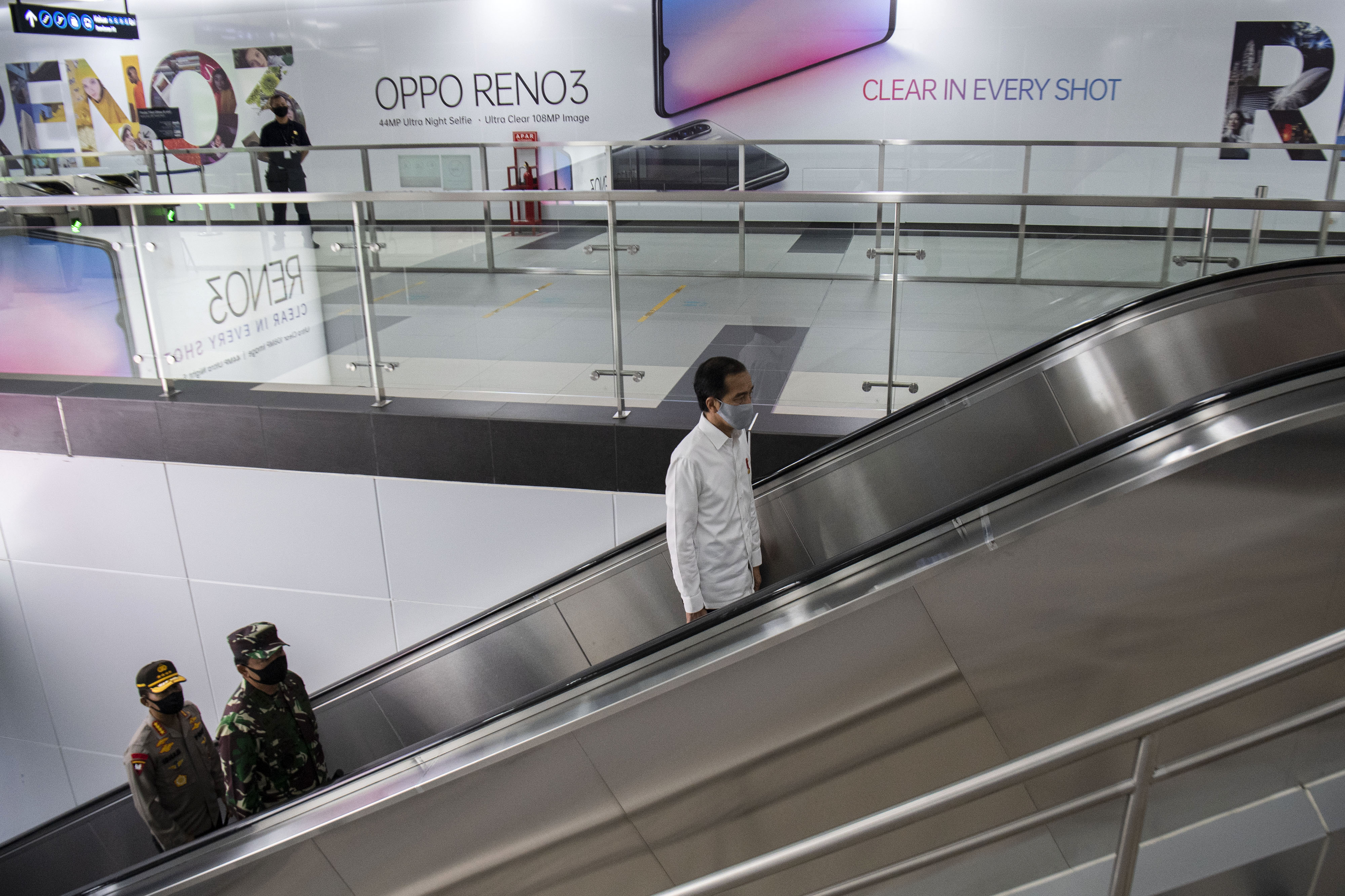 Presiden Joko Widodo saat meninjau kesiapan penerapan new normal di Stasiun MRT Bundaran HI