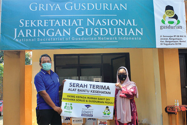  Perwakilan dari Dompet Kemanusiaan Media Group (DKMG) menyerahkan secara simbolis bantuan alat kesehatan kepada Koordinator Jaringan Gusdur