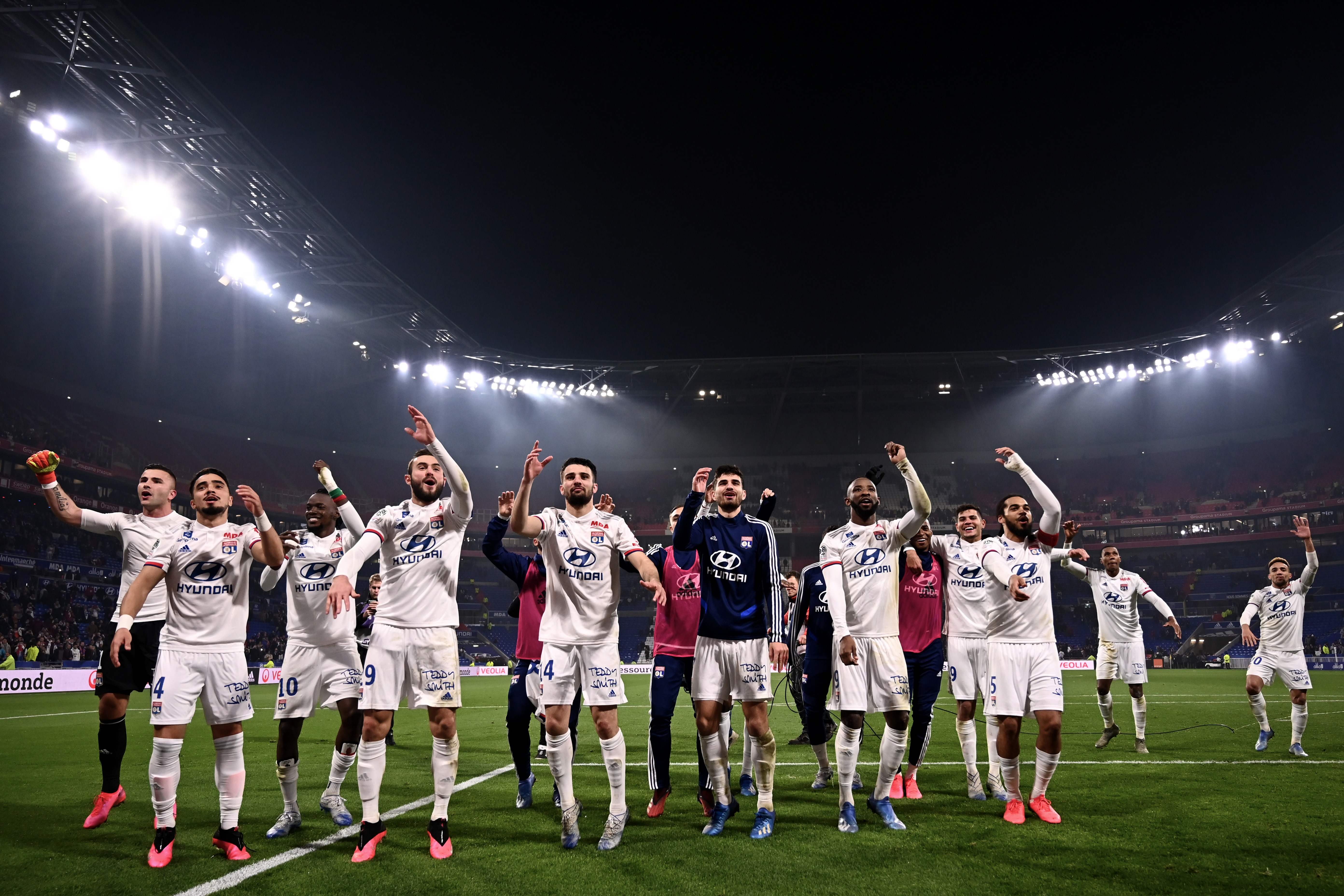 Para pemain Lyon menyapa pendukung mereka.