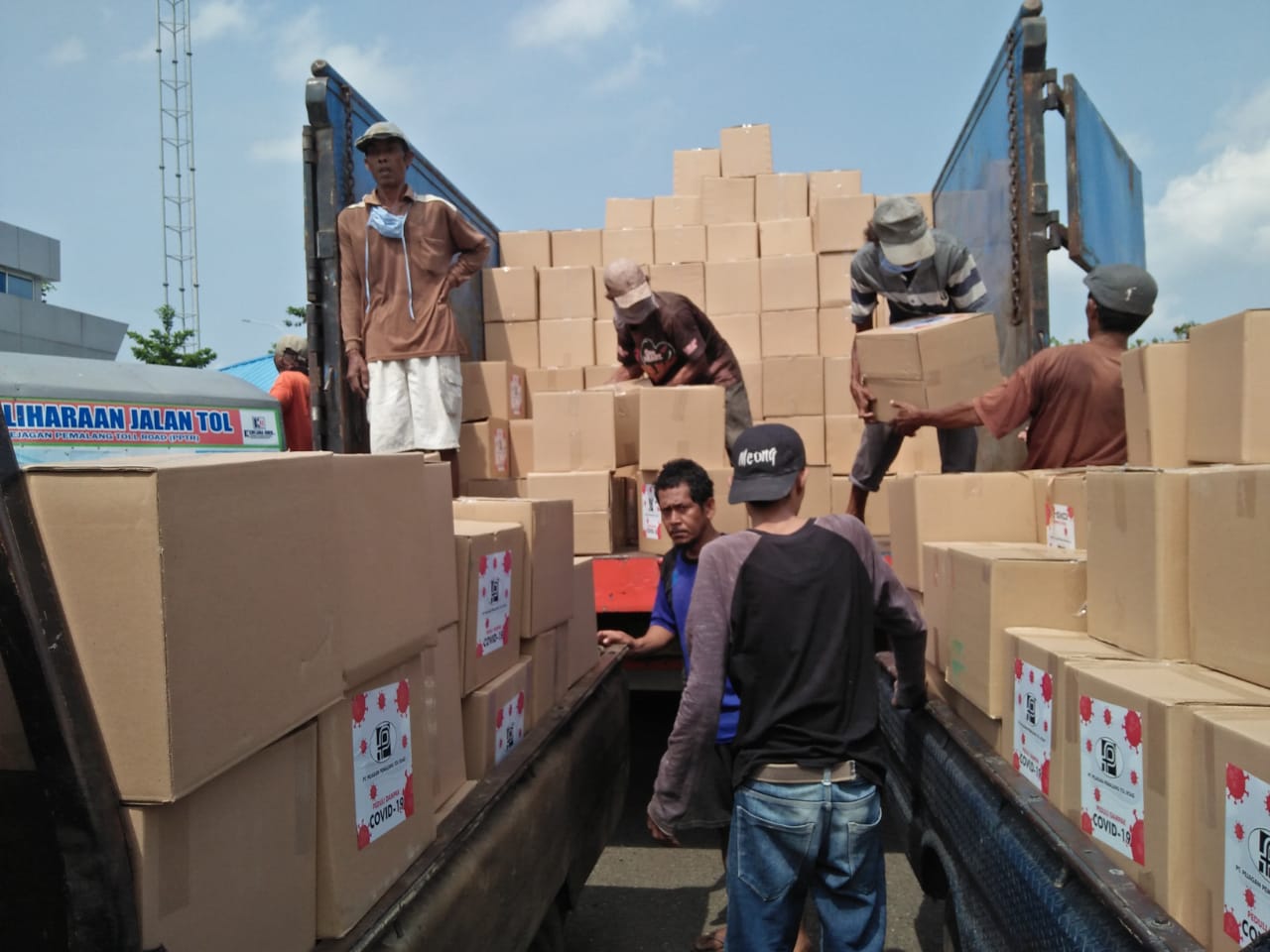 Bantuan 2.000 paket sembako dari Manajemen Pejagan-Pemalang Toll Road (PPTR) sedang diturunkan.