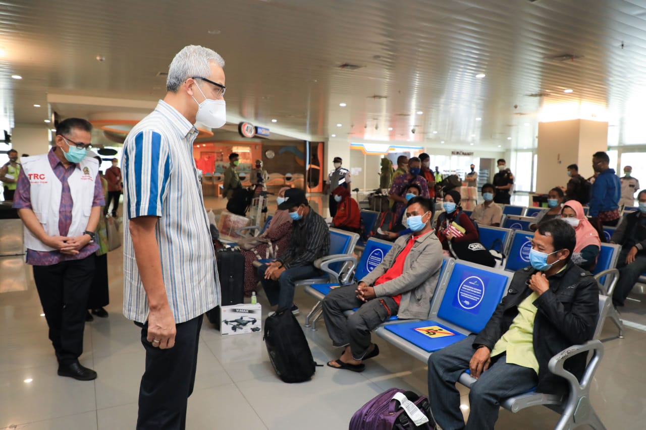 Gubernur Jawa Tengah, Ganjar Pranowo mengecek kedatangan pekerja migran yang pulang dari Malaysia di Bandara Ahmad Yani Semarang.