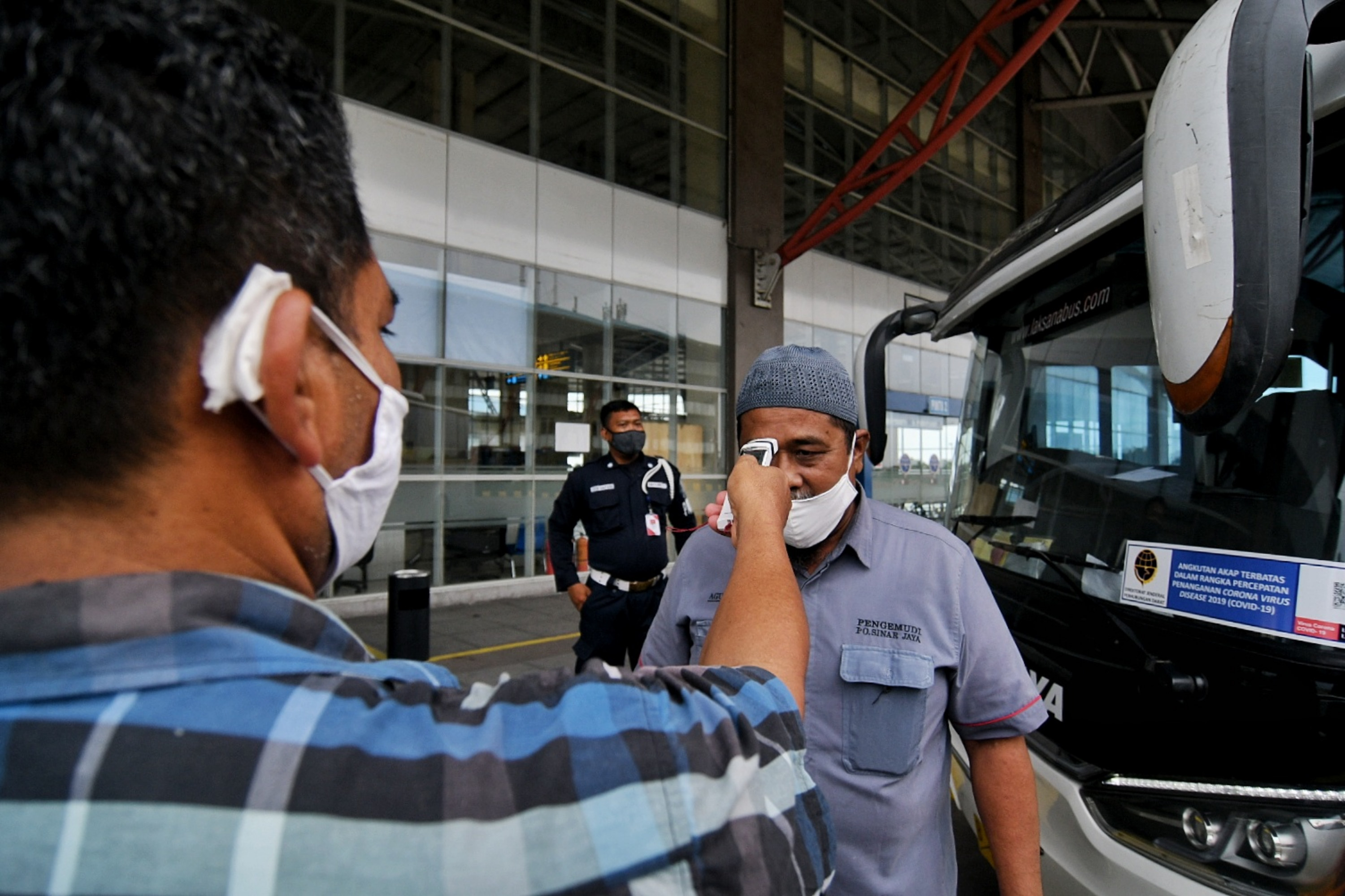 Pemeriksaan awak bus di terminal pulau gebang