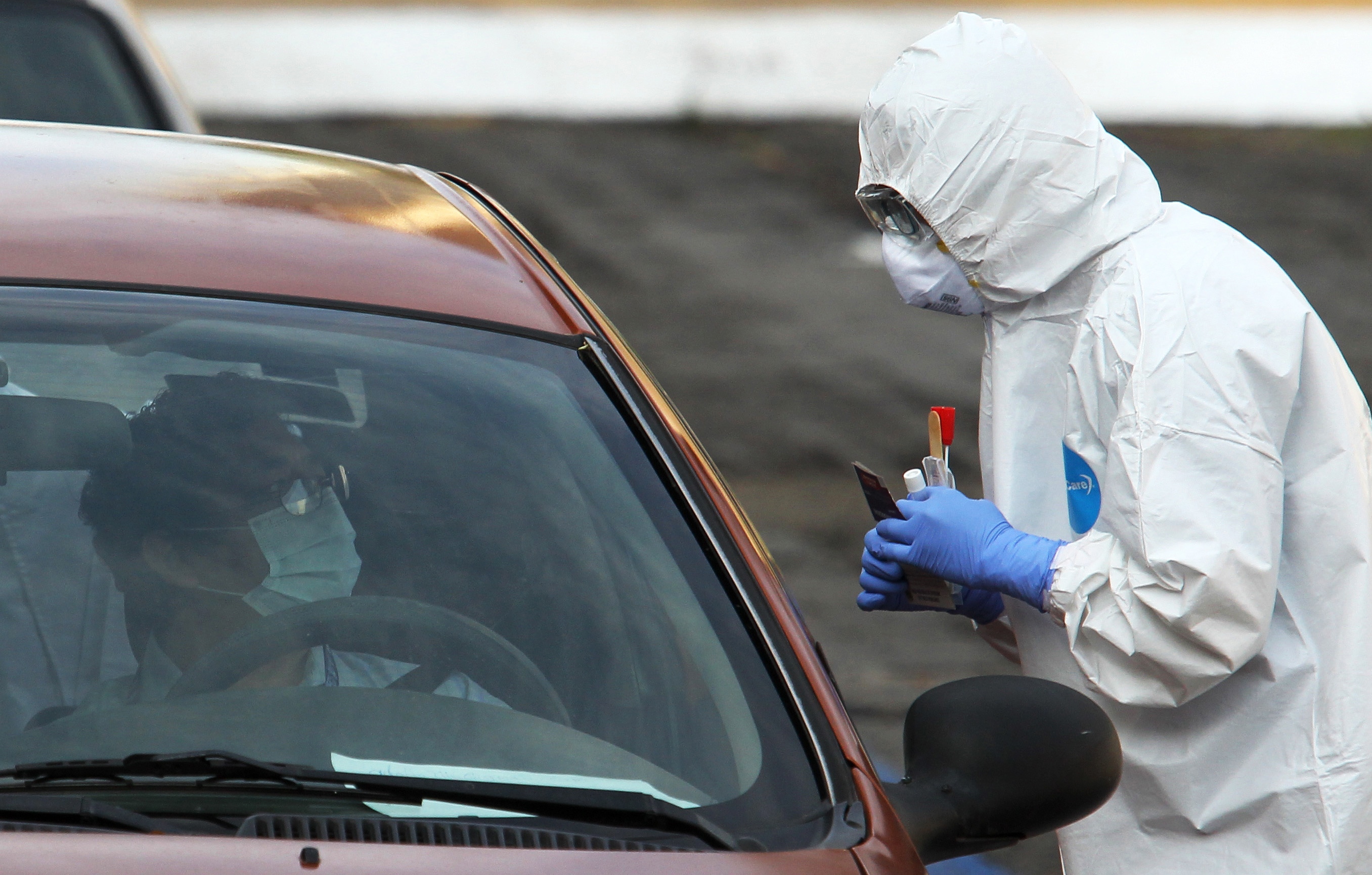 Ilustrasi - petugas medis melakukan test PCR secara drive thru di Meksiko