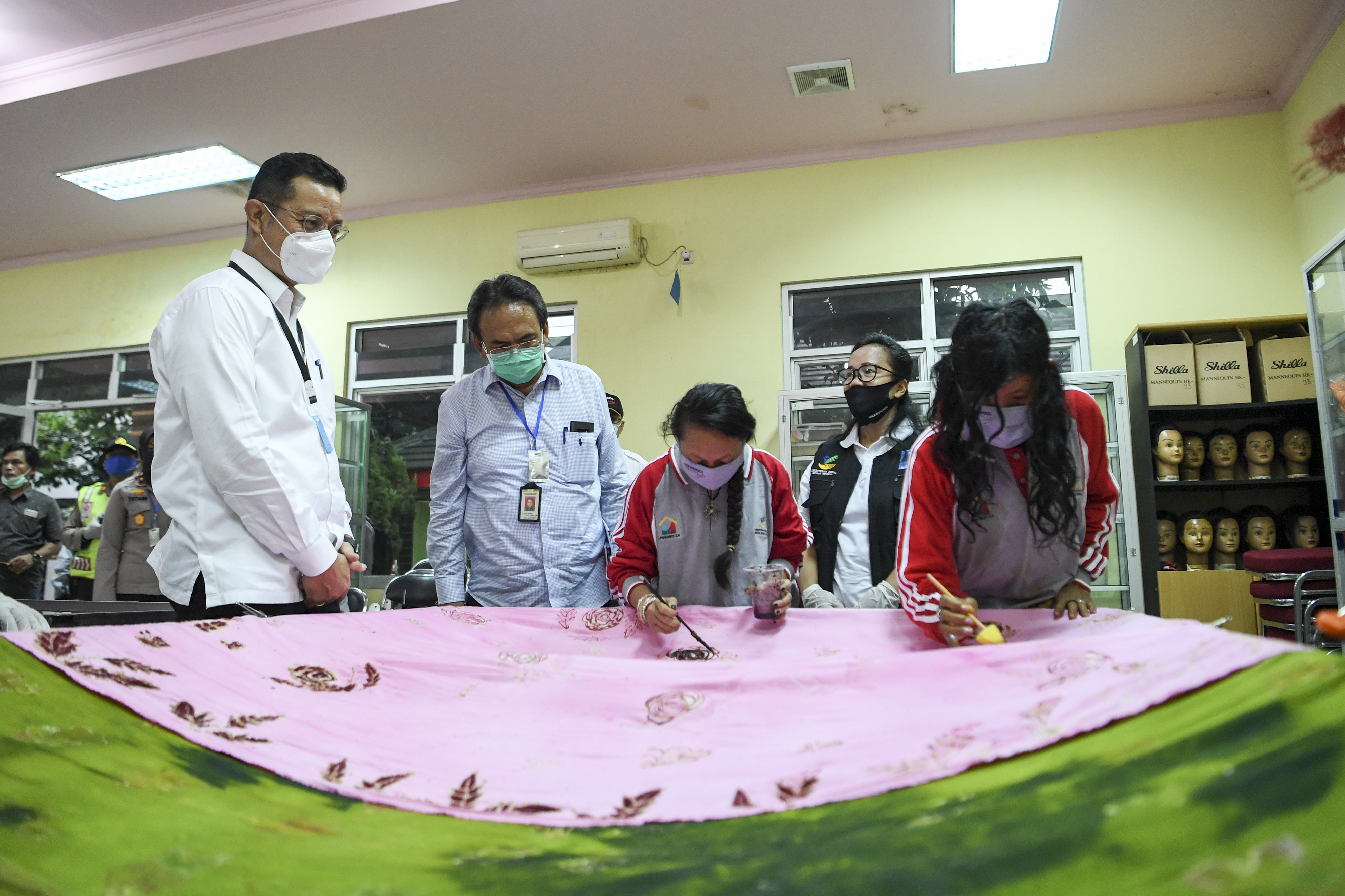 Mensos Juliari P Batubara meninjau aktivitas penampungan sementara warga terdampak Covid-19 di Balai Rehabilitasi Watunas Mulya Jaya.