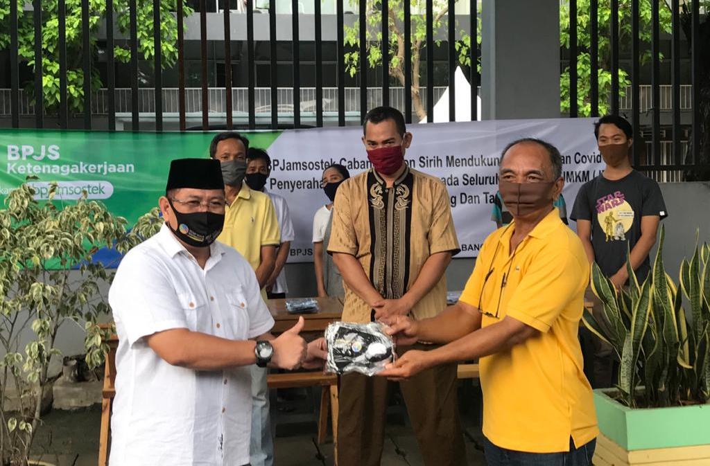 Pembagian masker kepada pedagang UMKM di Tanah Abang, Jakarta.