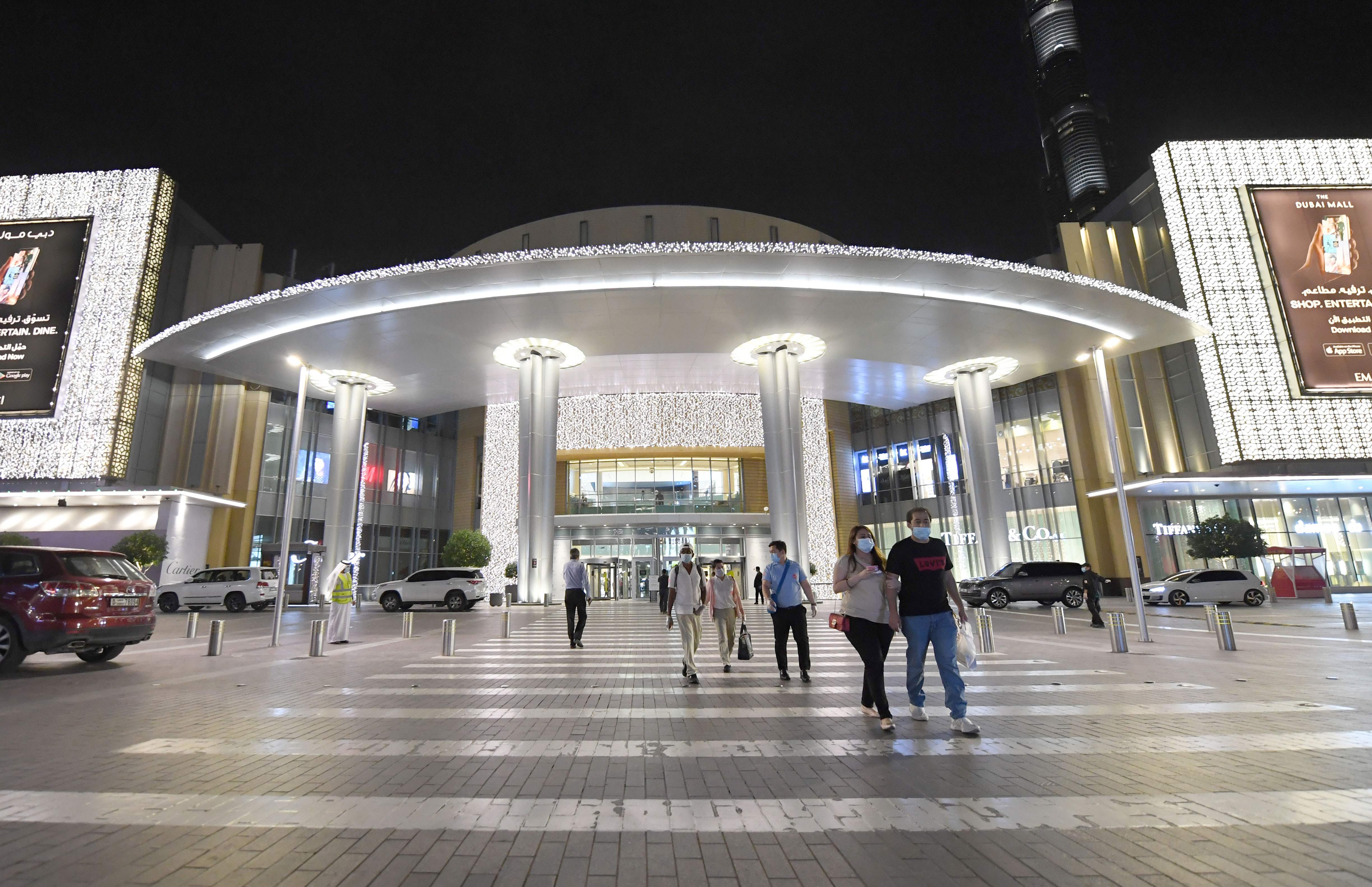 Warga meninggalkan Mall of Dubai setelah pusat perbelanjaan itu dibuka kembali pada Selasa (28/4) sebagai bagian pelonggaran lockdown.