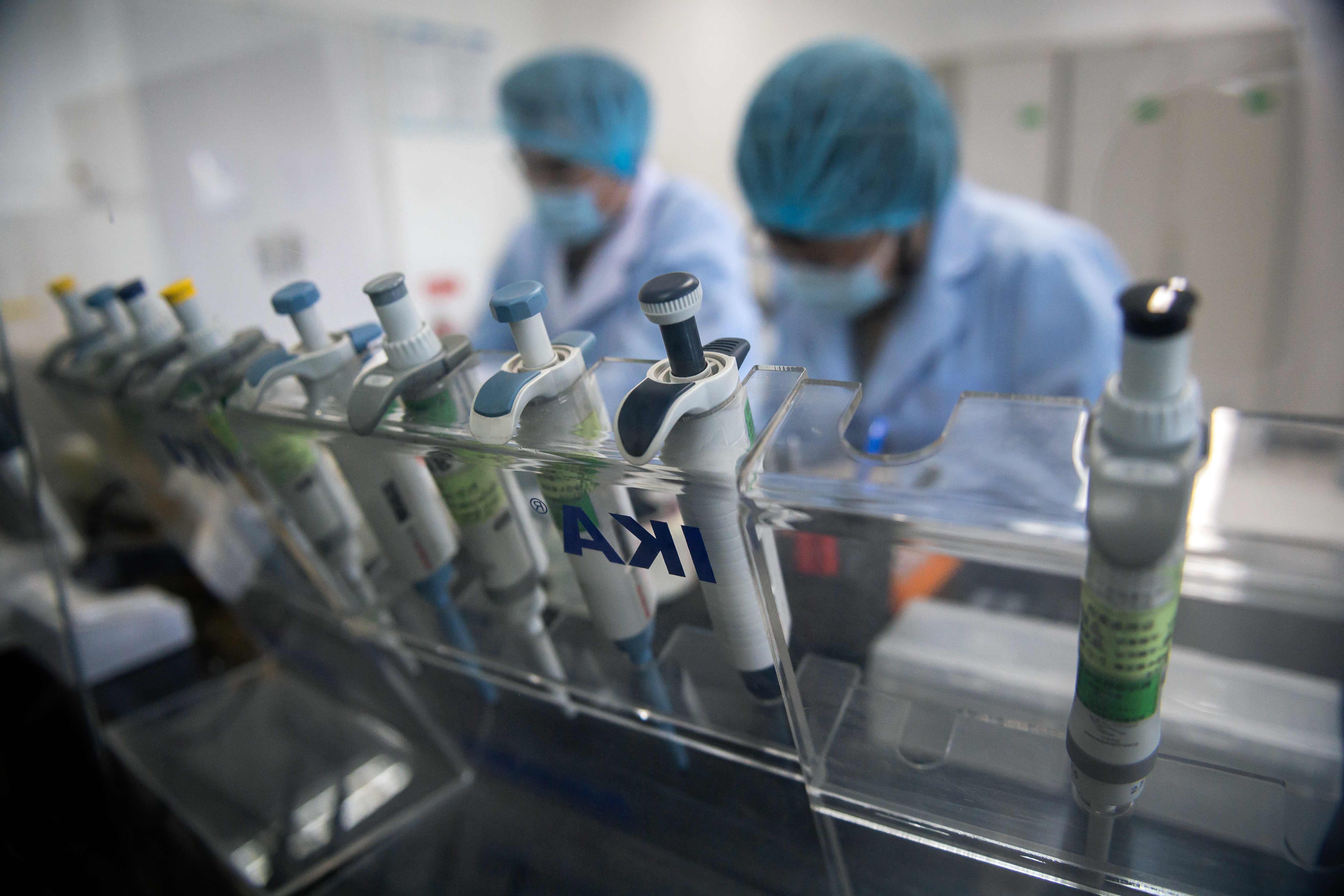 Pekerja di dalam laboratorium penelitian dan pengembangan Teknologi Terapan Beijing (XABT) di Beijing pada 14 Mei 2020