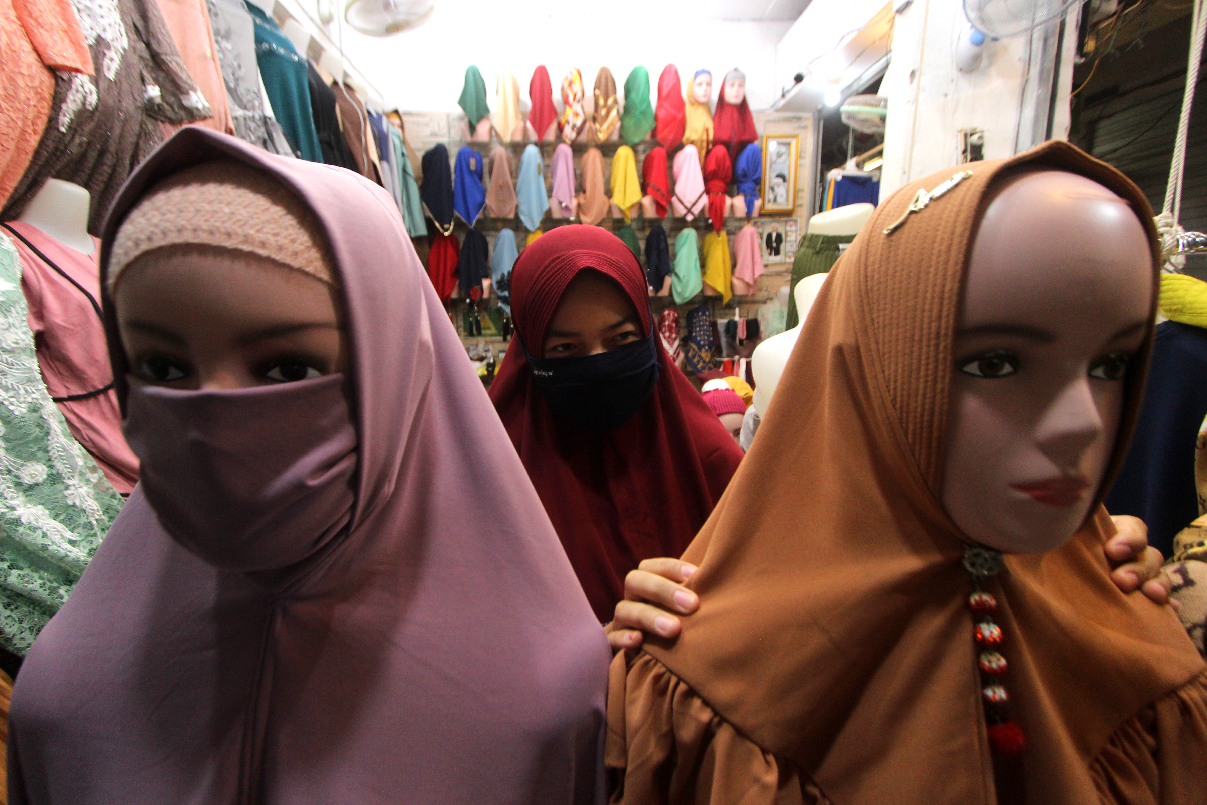  Pedagang menata busana muslim yang dijualnya di Pasar Sentra Antasari, Banjarmasin, Kalimantan Selatan, Jumat (1/5/2020)