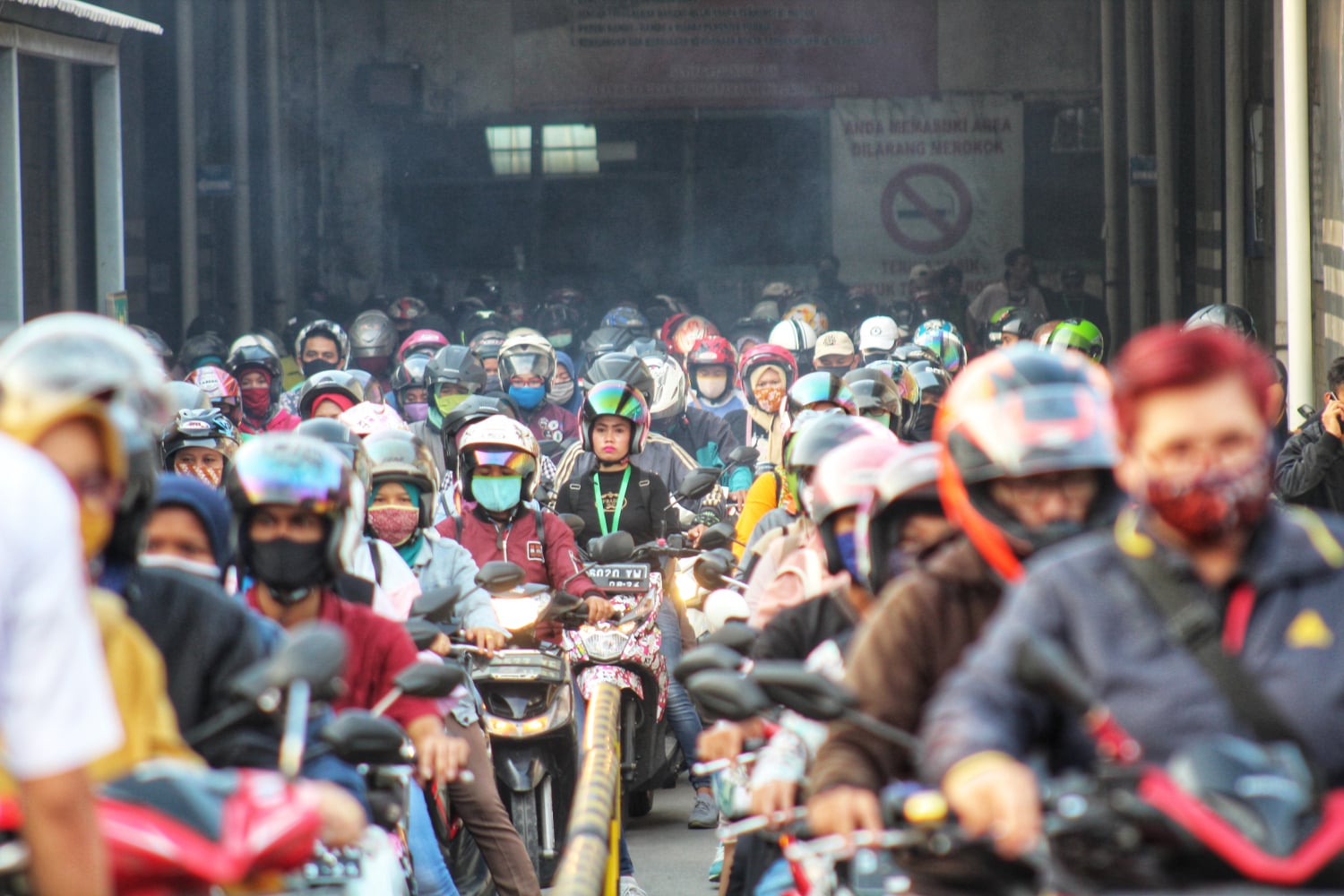 Buruh meninggalkan pabrik saat jam pulang kerja di kawasan Cikupa, Banten.