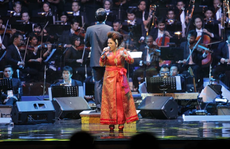 Joy Tobing bernyanyi bersama delapan dokter dan pianis Ananda Sukarlan untuk menggalamg dana Covid-19.