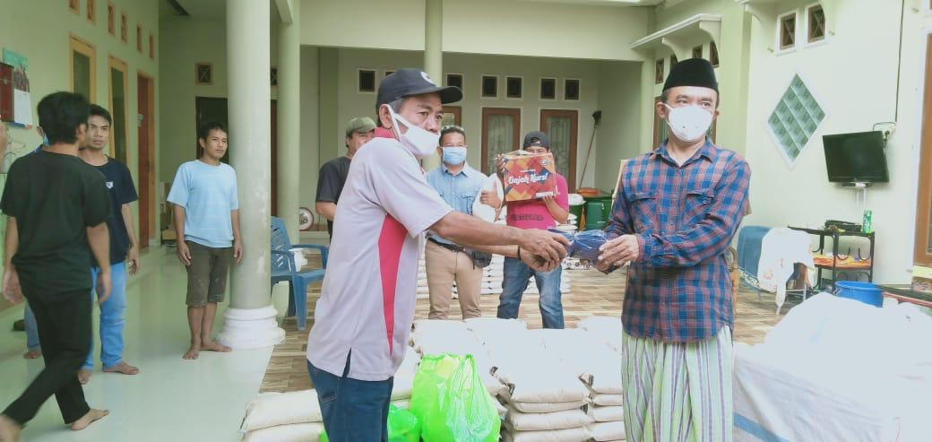 Anggota Fraksi Partai NasDem DPR RI Syamsul Luthfi membagikan paket sembako ke masyarakat rentan
