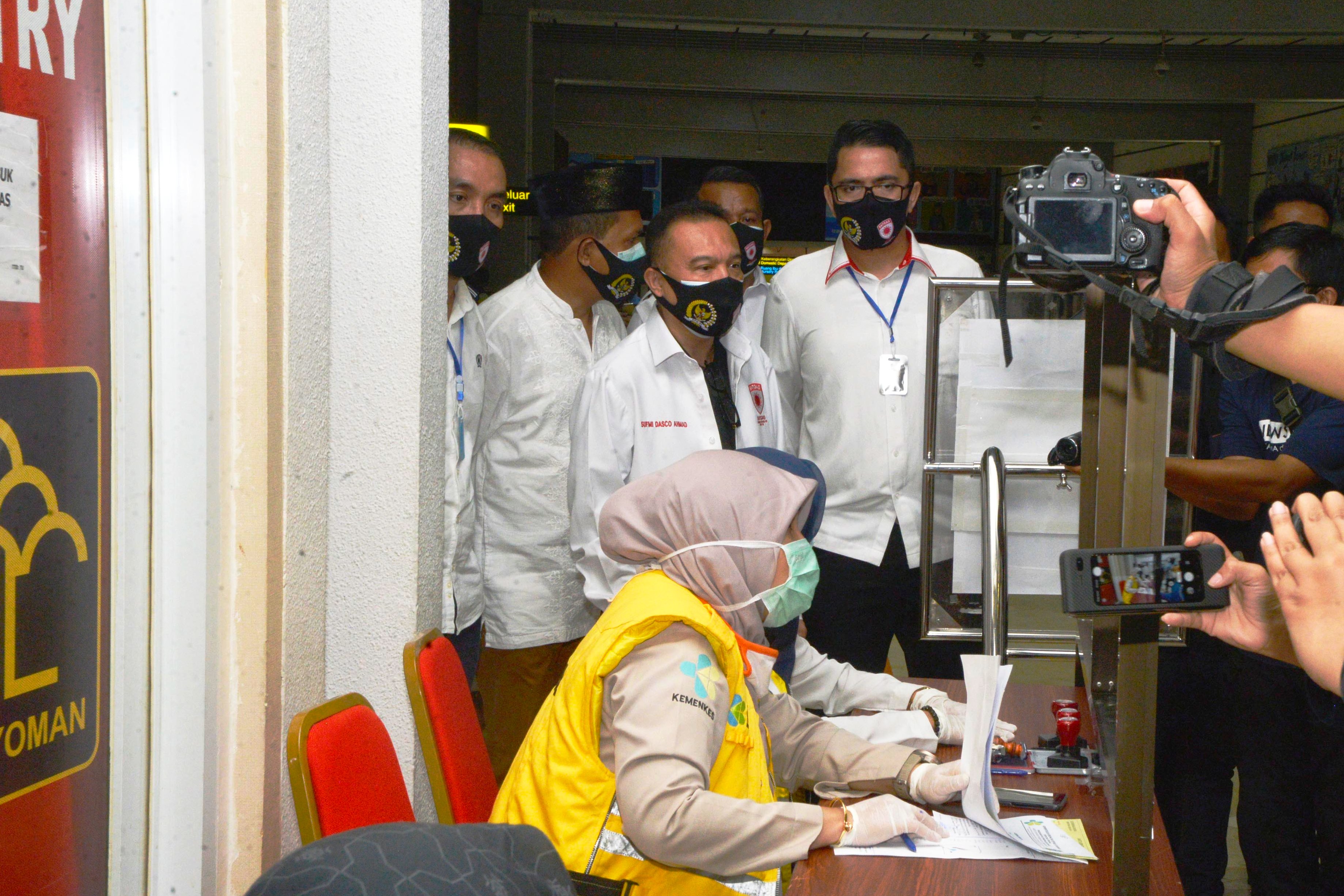 Satgas Lawan Covid-19 DPR RI yang dipimpin Ketua Satgas Lawan Covid-19 DPR RI, Sufmi Dasco Ahmad (ketiga dari kiri) sidak di Bandara Soetta.