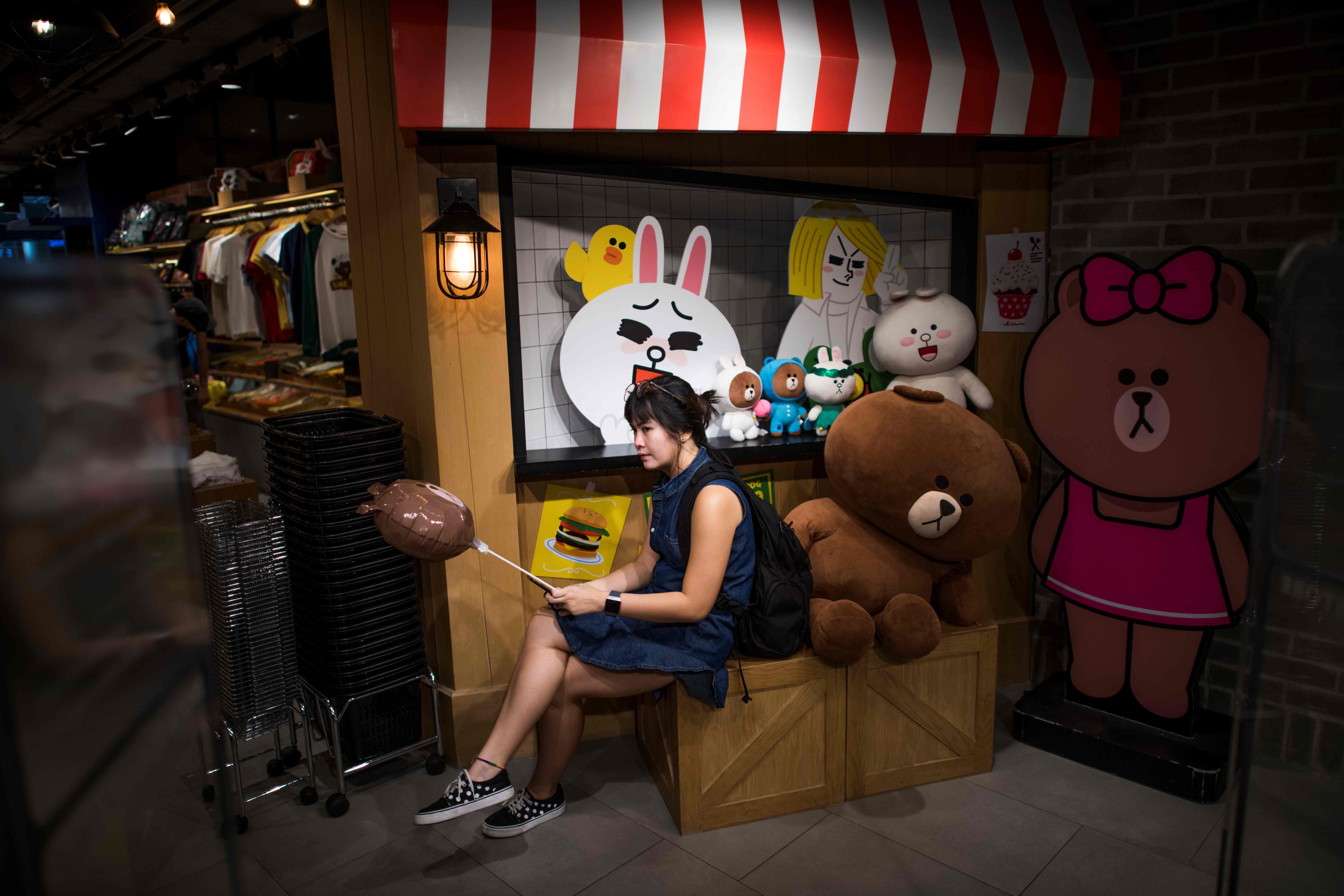 Seorang perempuan menunggu di corner aplikasi Line, Bangkok Thailand. Kini Line menyediakan video panggilan mencakup 200 orang. 