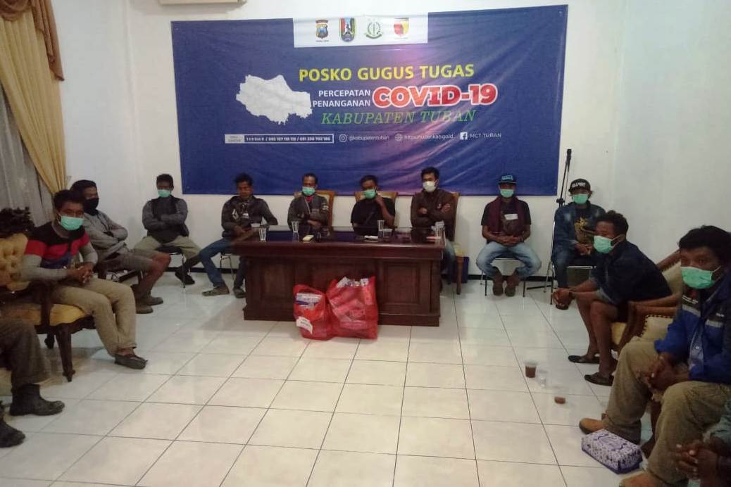 Tim Gugus Tugas Percepatan Penanganan Covid-19 Kabupaten Tuban, memeriksa 15 pekerja asal Tuban yang telantar di Kota Cilegon, Banten.